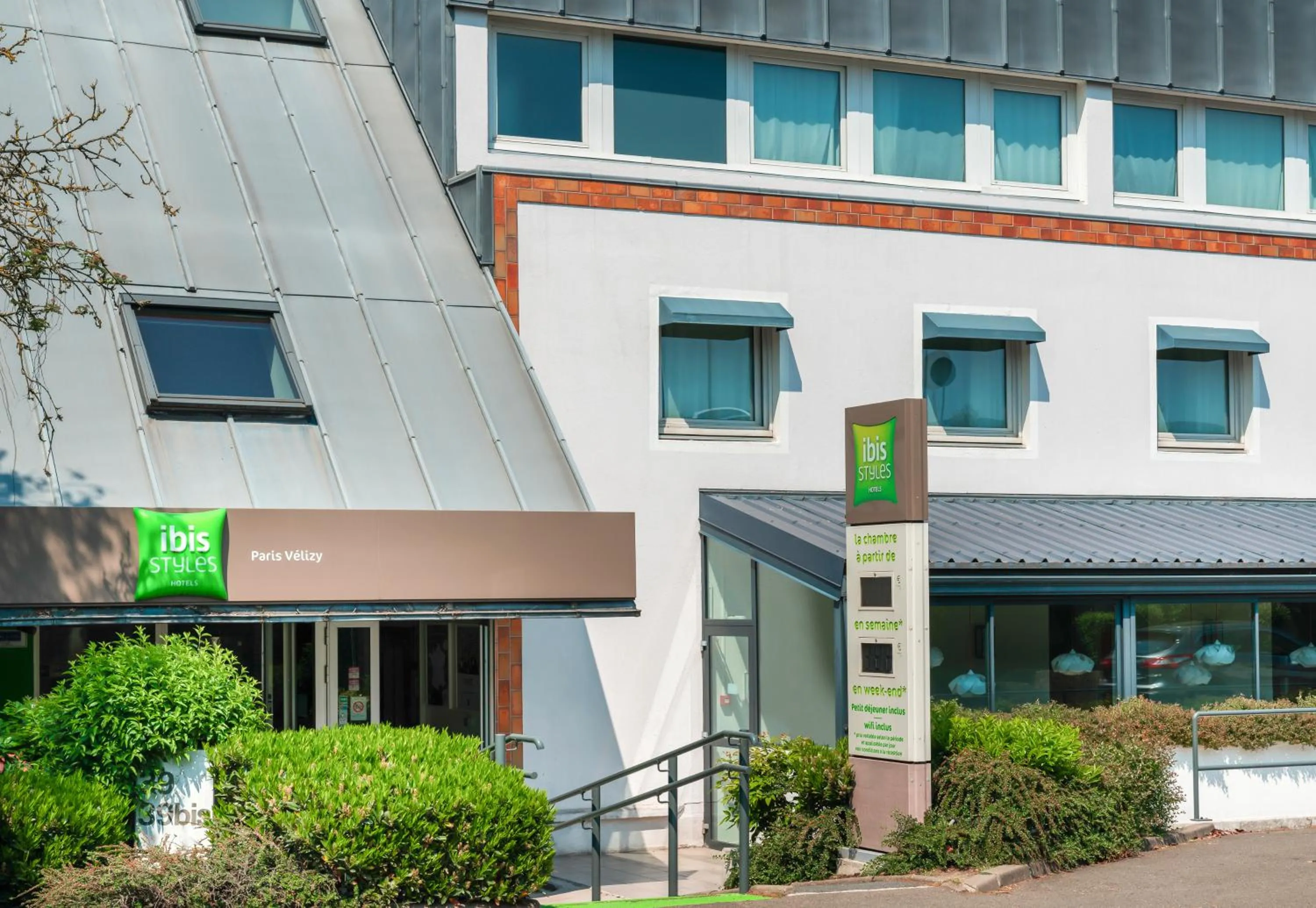 Facade/entrance in ibis Styles Paris Velizy