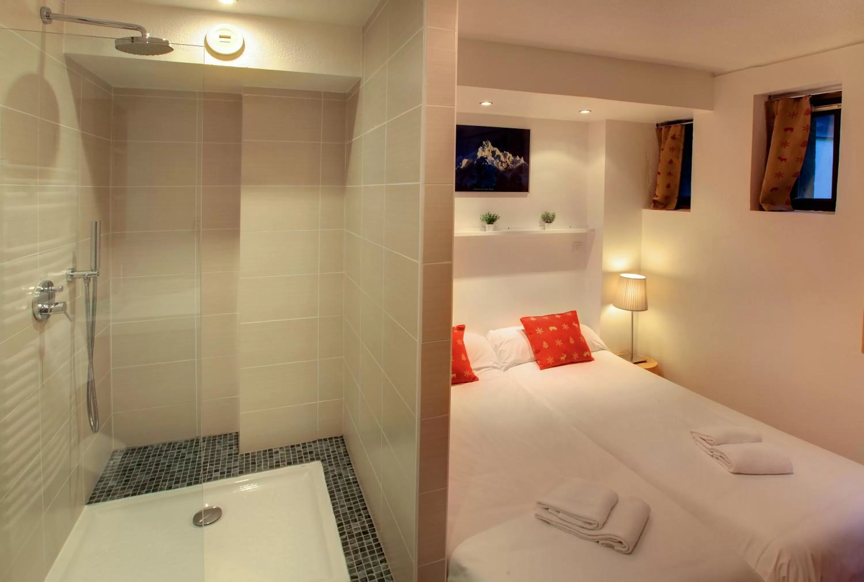 Shower, Bed in Les Campanules