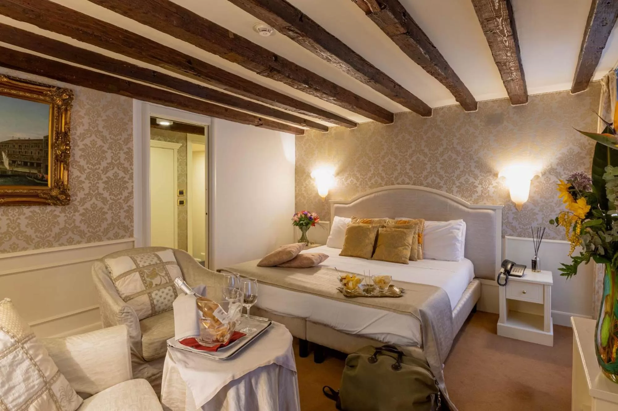 Photo of the whole room, Bed in Duodo Palace Hotel