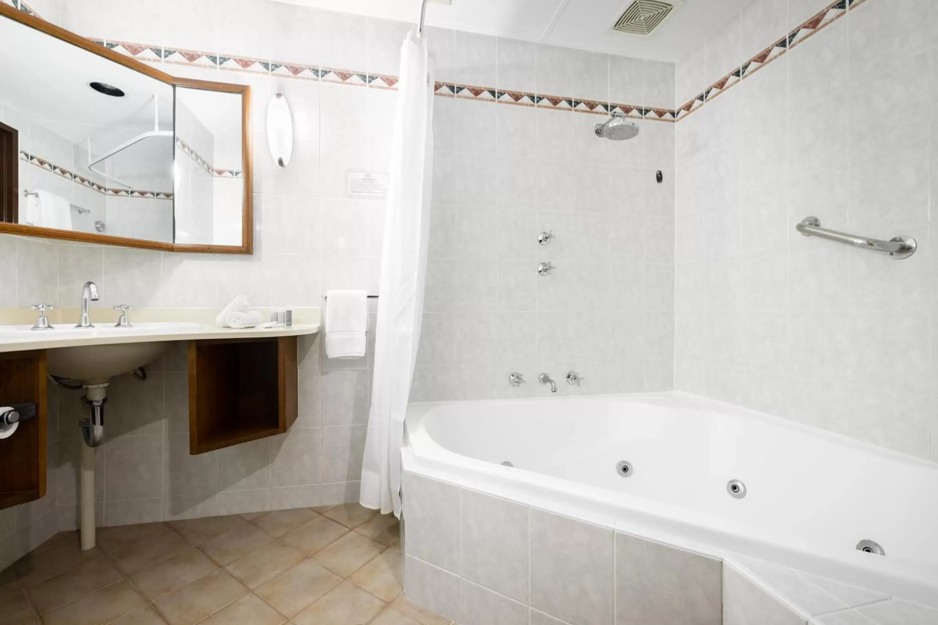 Deluxe Queen and Two King Singles with Spa and Balcony in Adelaide Inn Deluxe Queen and Two King Singles with Spa and Balcony in Adelaide Inn