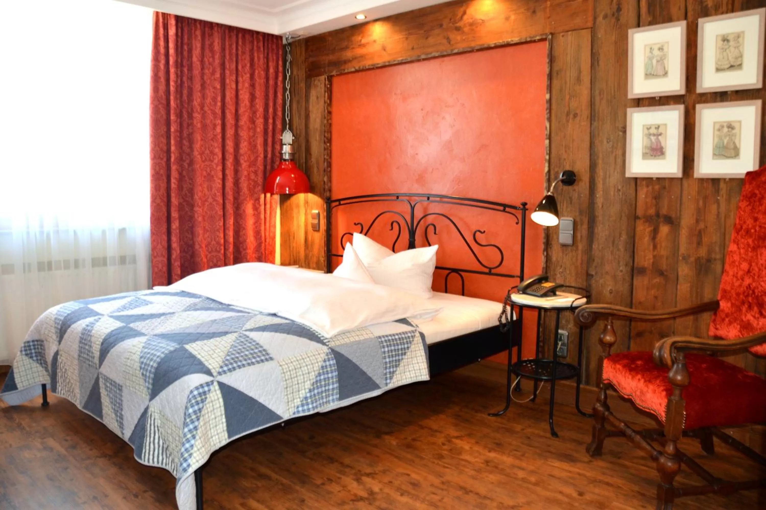 Photo of the whole room, Bed in Ringhotel Alpenhof - Patchworkhotel