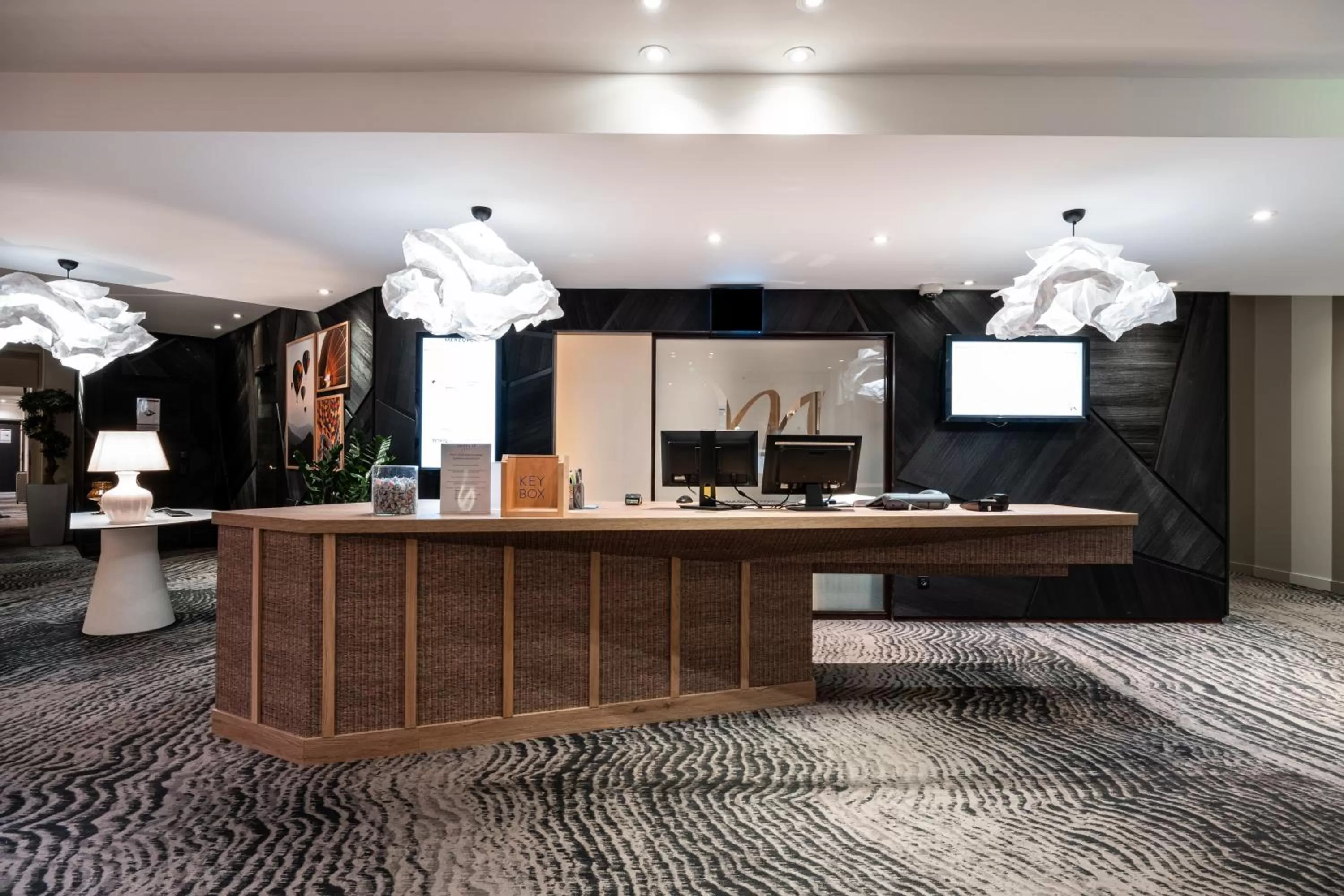 Lobby or reception in Mercure Grenoble Meylan