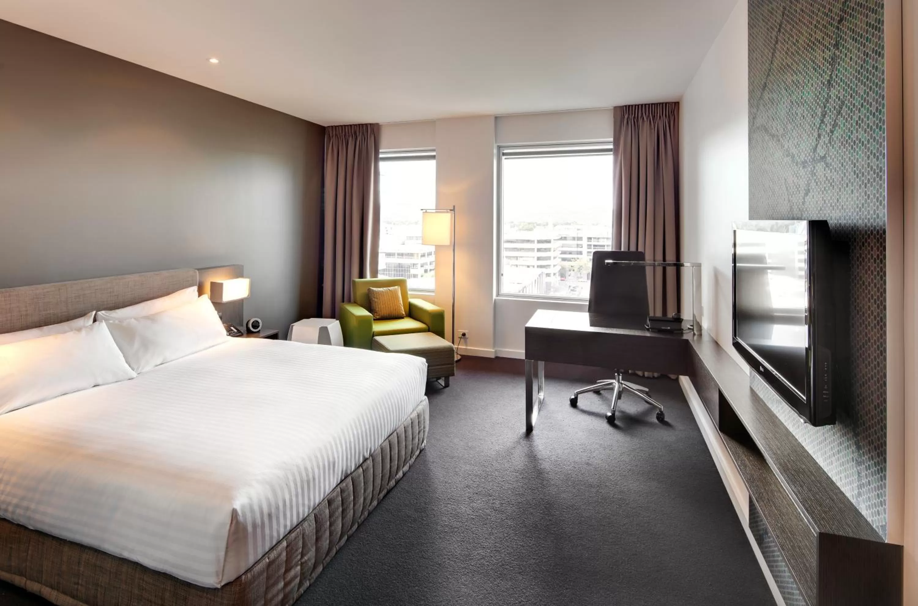 Photo of the whole room, Bed in Pullman Adelaide