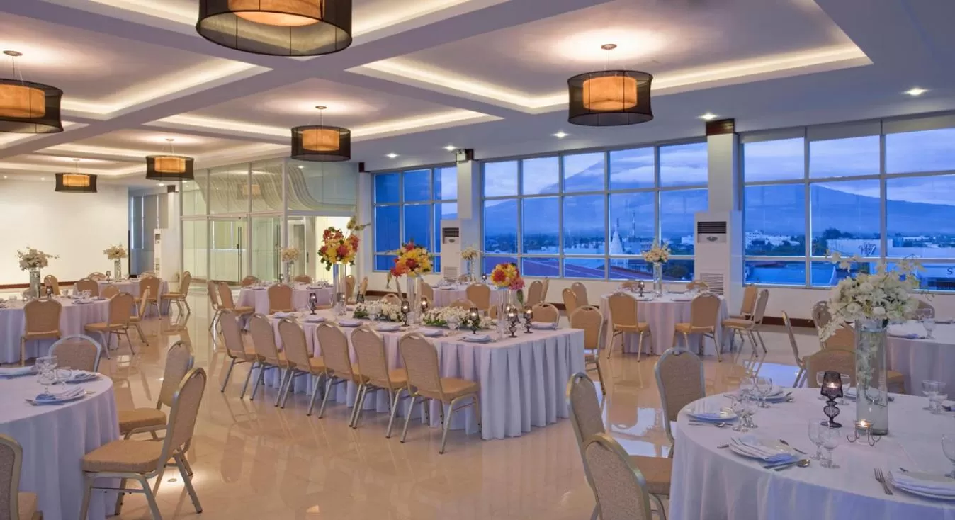 Restaurant/places to eat in Hotel St. Ellis