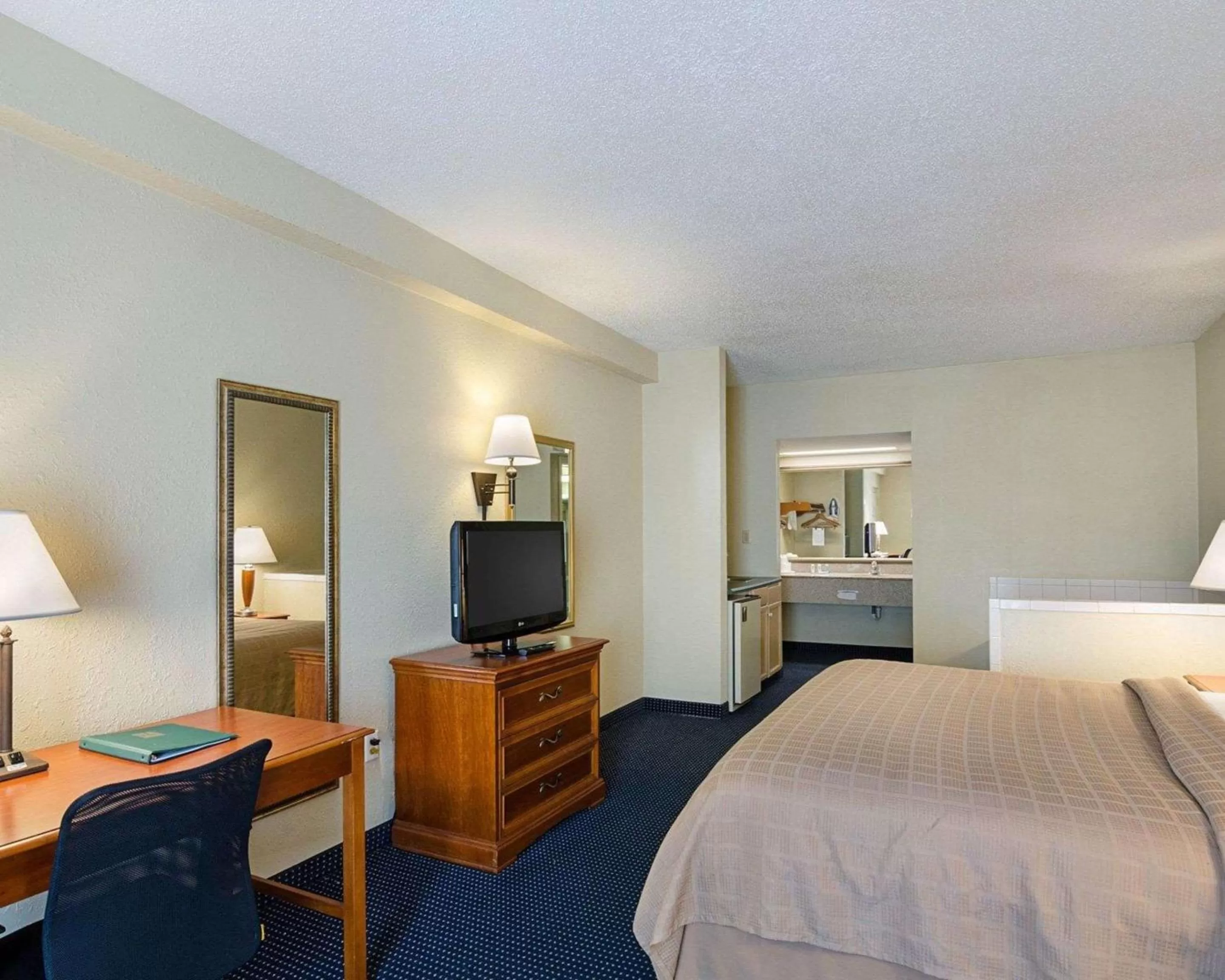 Photo of the whole room, Bed in Quality Inn Troutville - Roanoke North