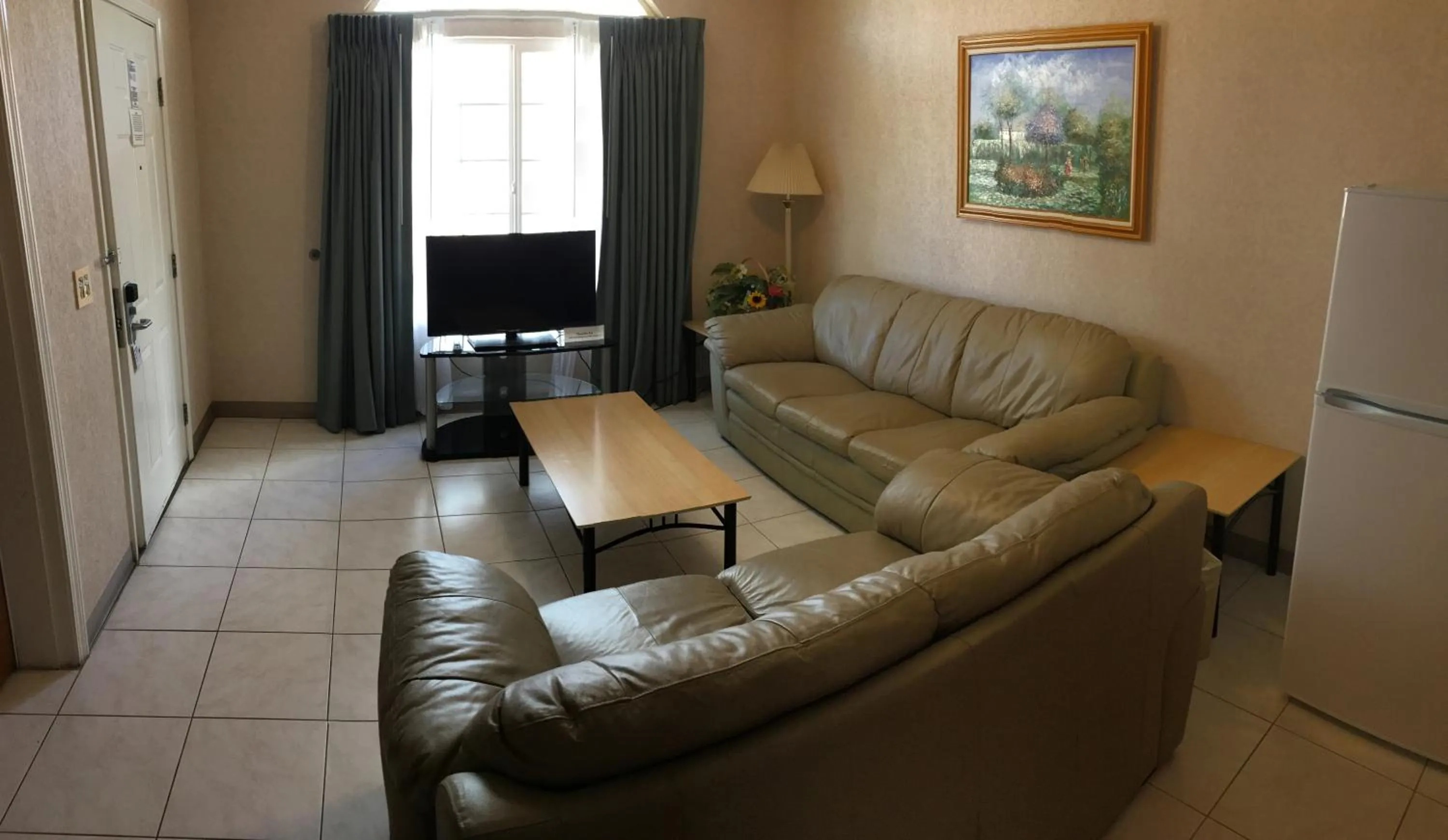 Living room in Garden Inn and Suites Fresno