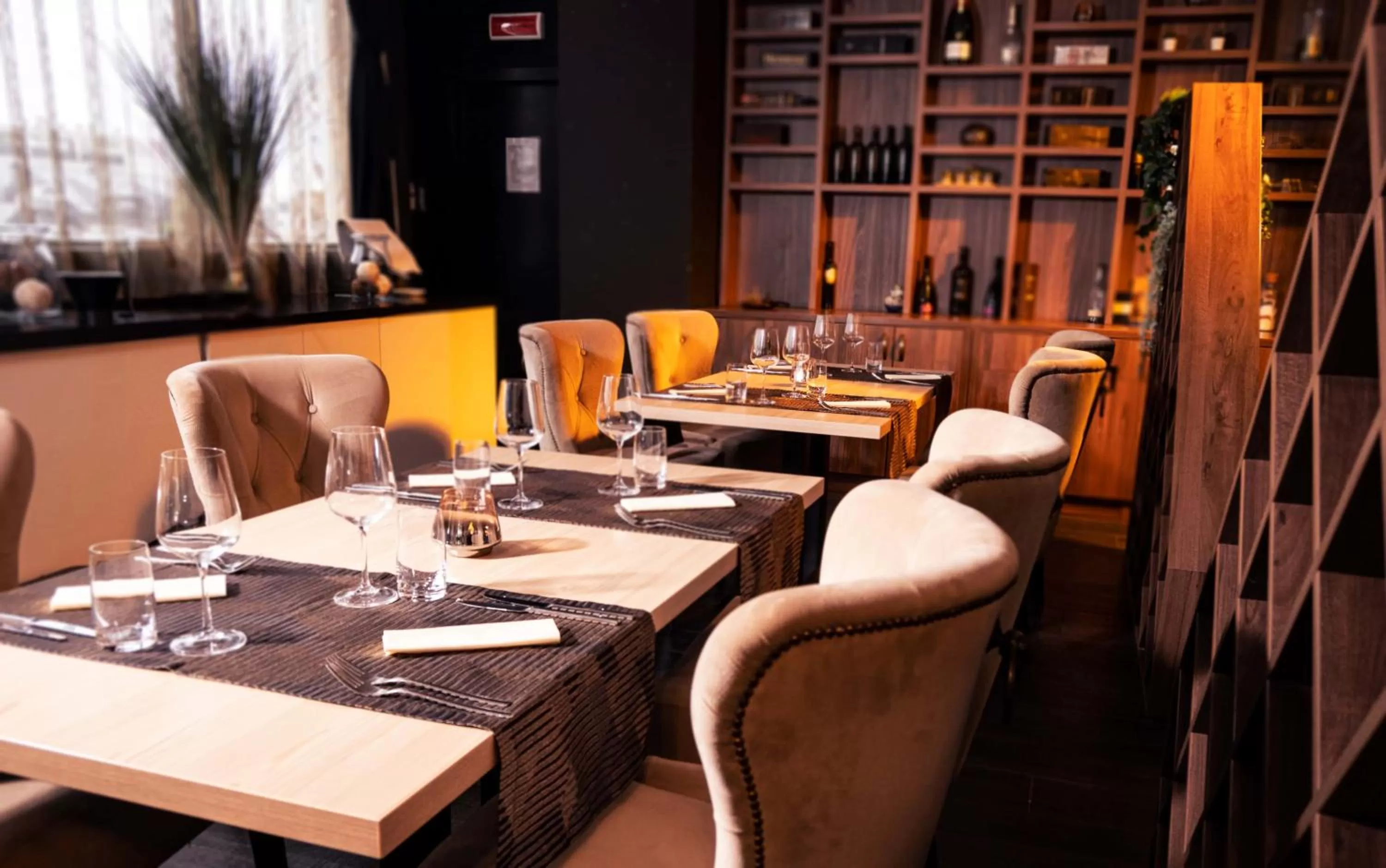 Restaurant/places to eat in Admiral Hotel