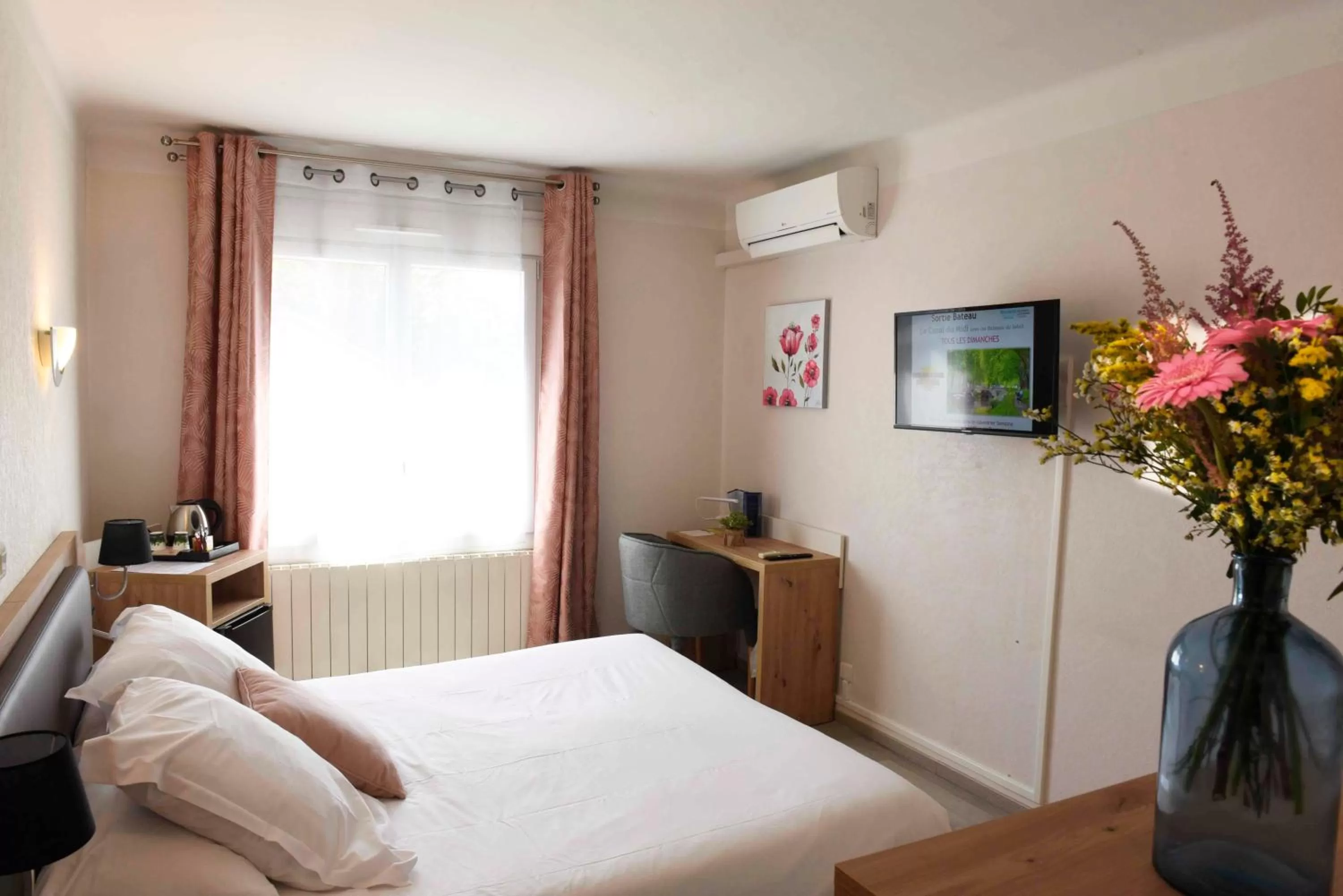 Photo of the whole room in Azur Hôtel