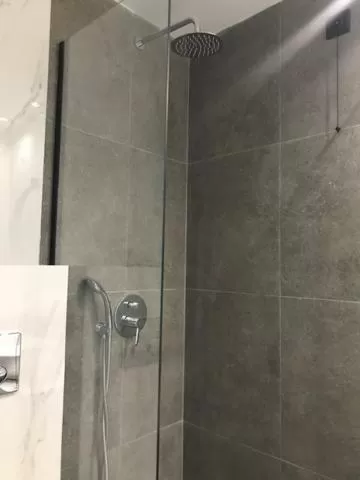 Shower in Anessis