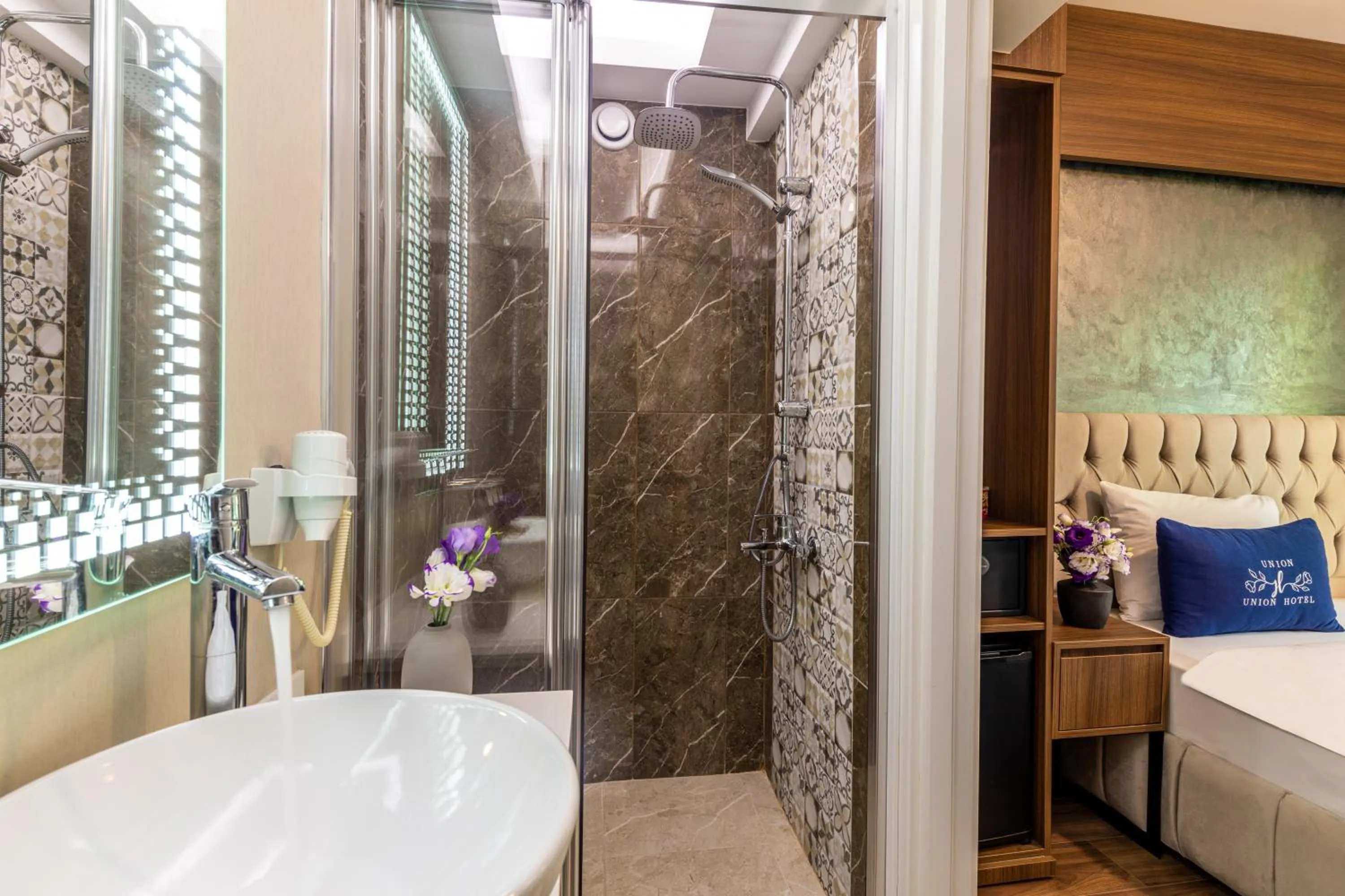 Bathroom, Bed in Union Hotel Port