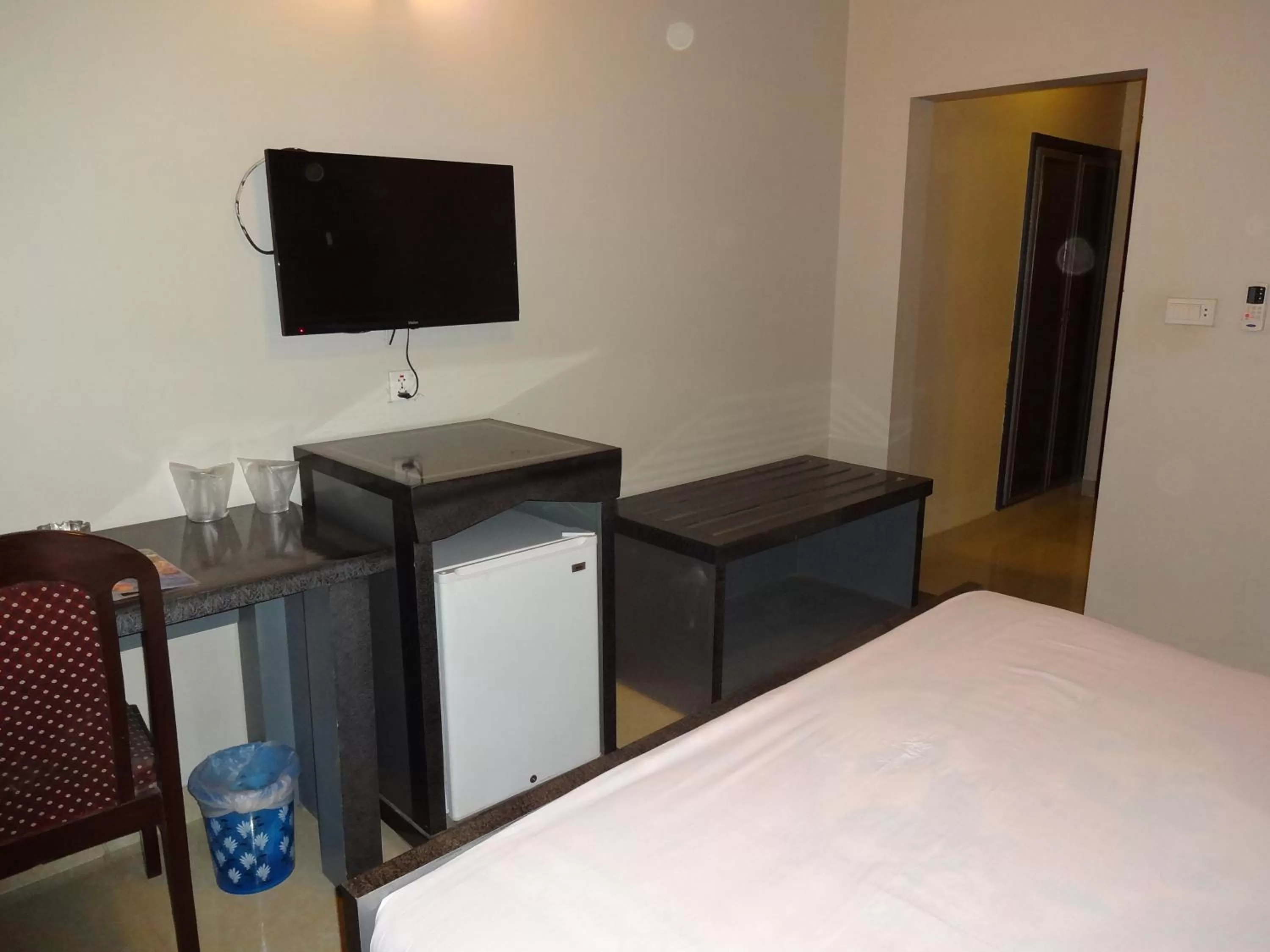 Photo of the whole room, TV/Entertainment Center in Hotel Sky Towers