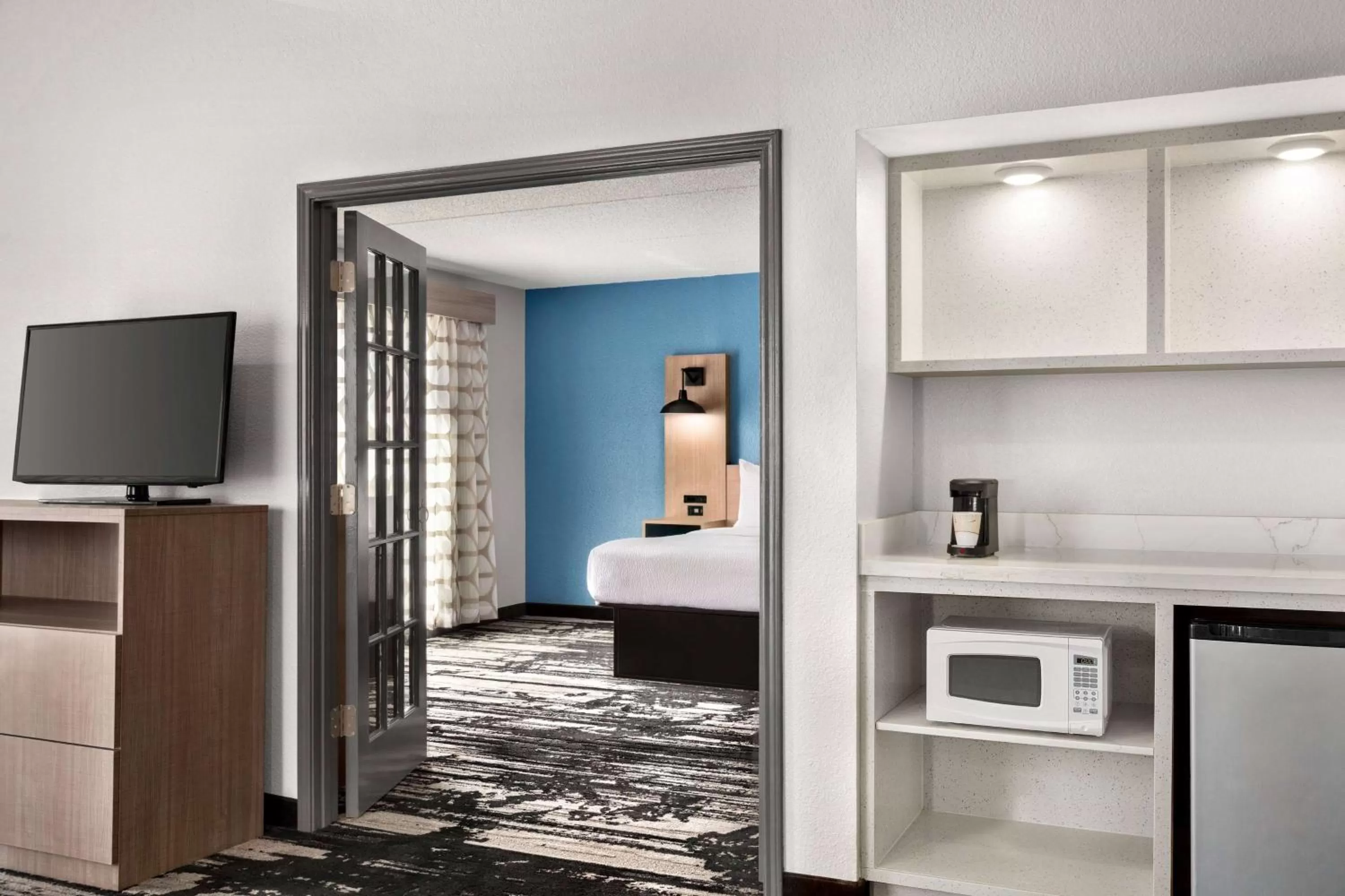 Bed in La Quinta Inn by Wyndham Temple