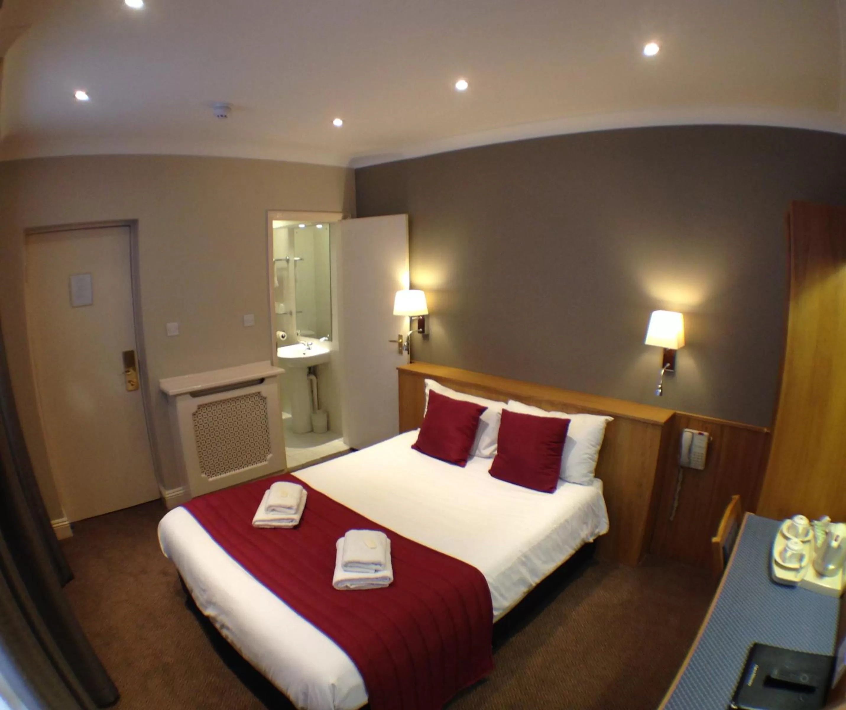 Photo of the whole room, Bed in Columbus Hotel