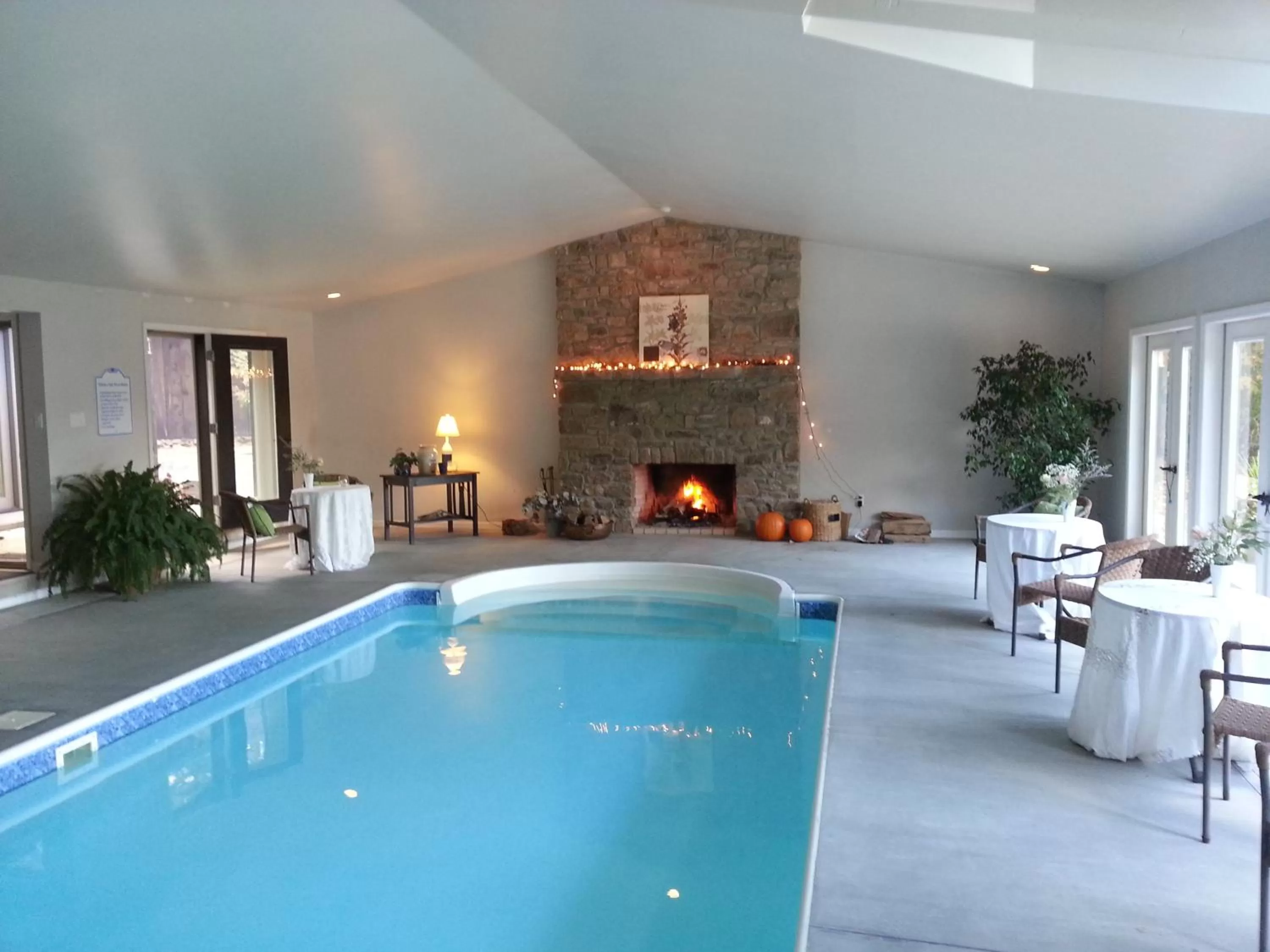 Swimming pool in The Inn at White Oak