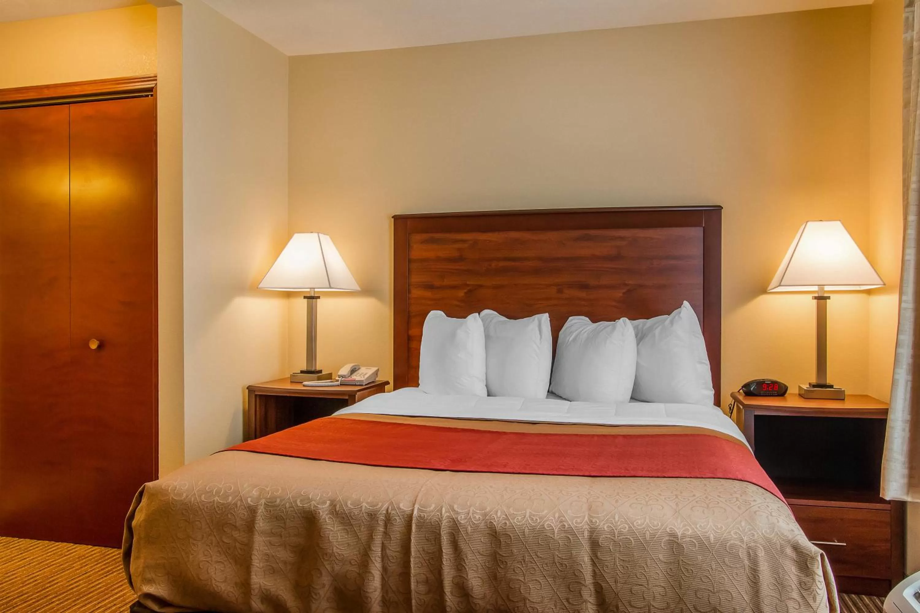 Bedroom, Bed in MainStay Suites Grand Island