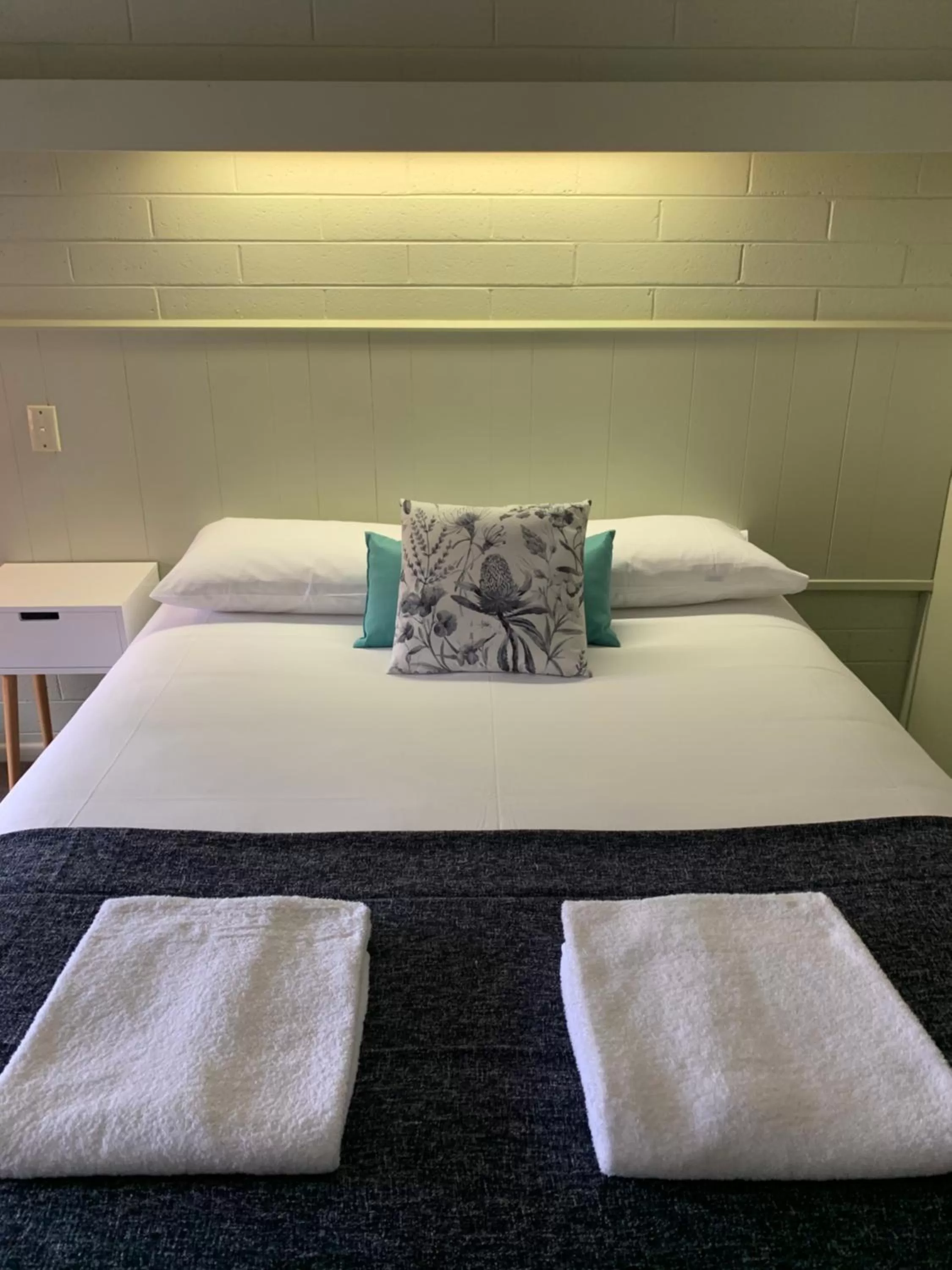 Bed in Finley Country Club Hotel Motel