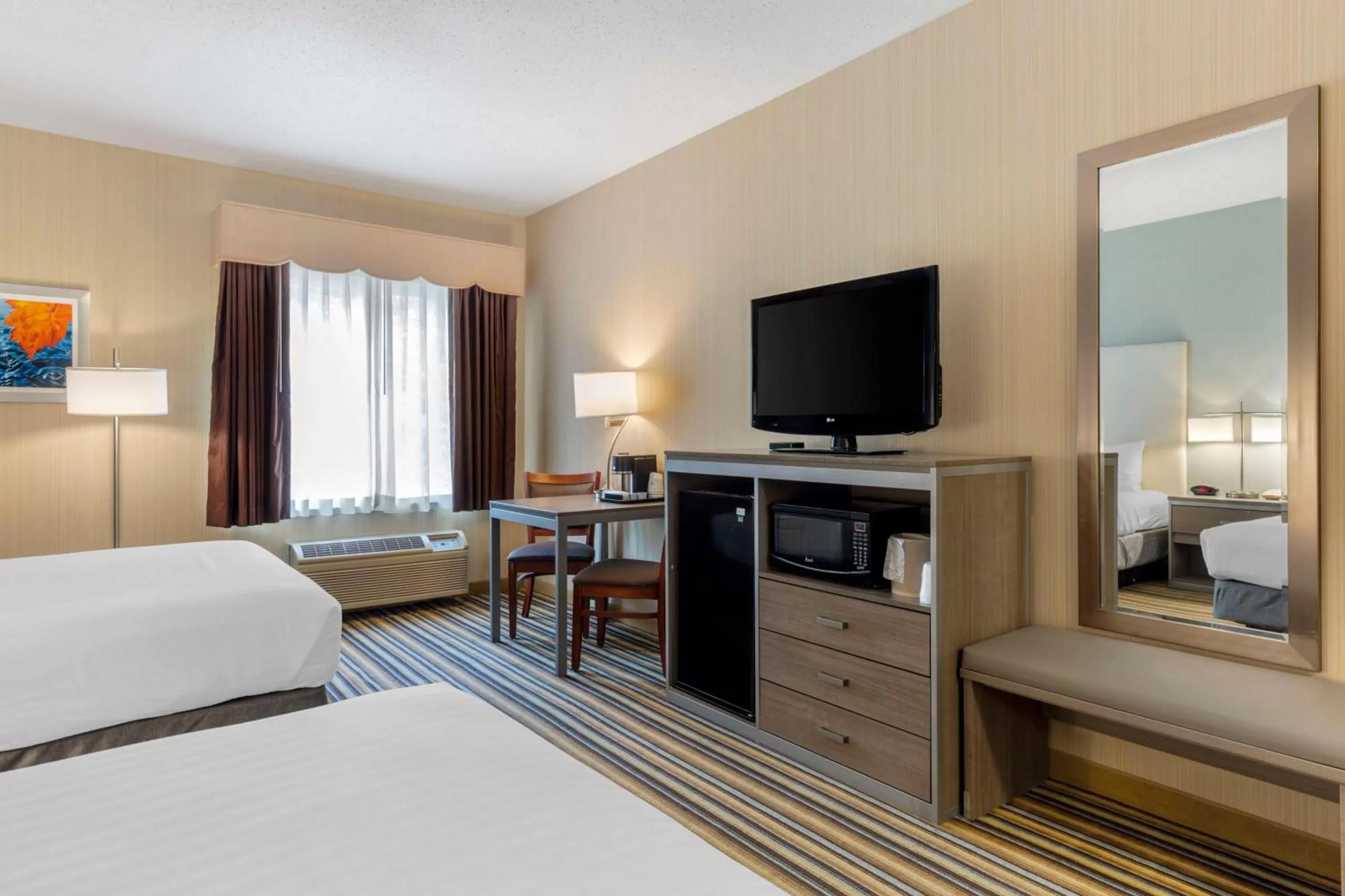 Bedroom, Bed in Best Western Plus New England Inn & Suites