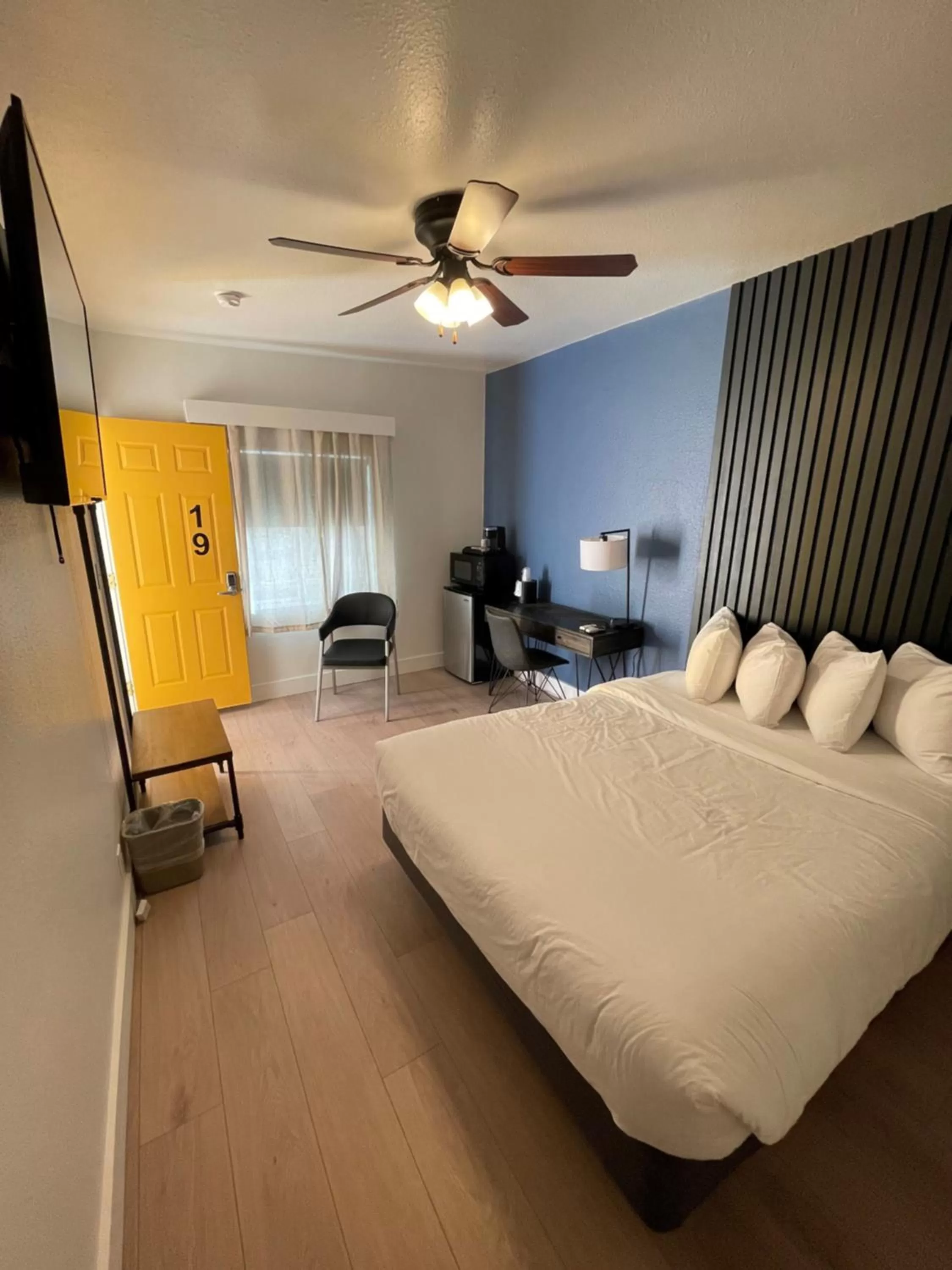 Queen Room in Balanced Rock Inn