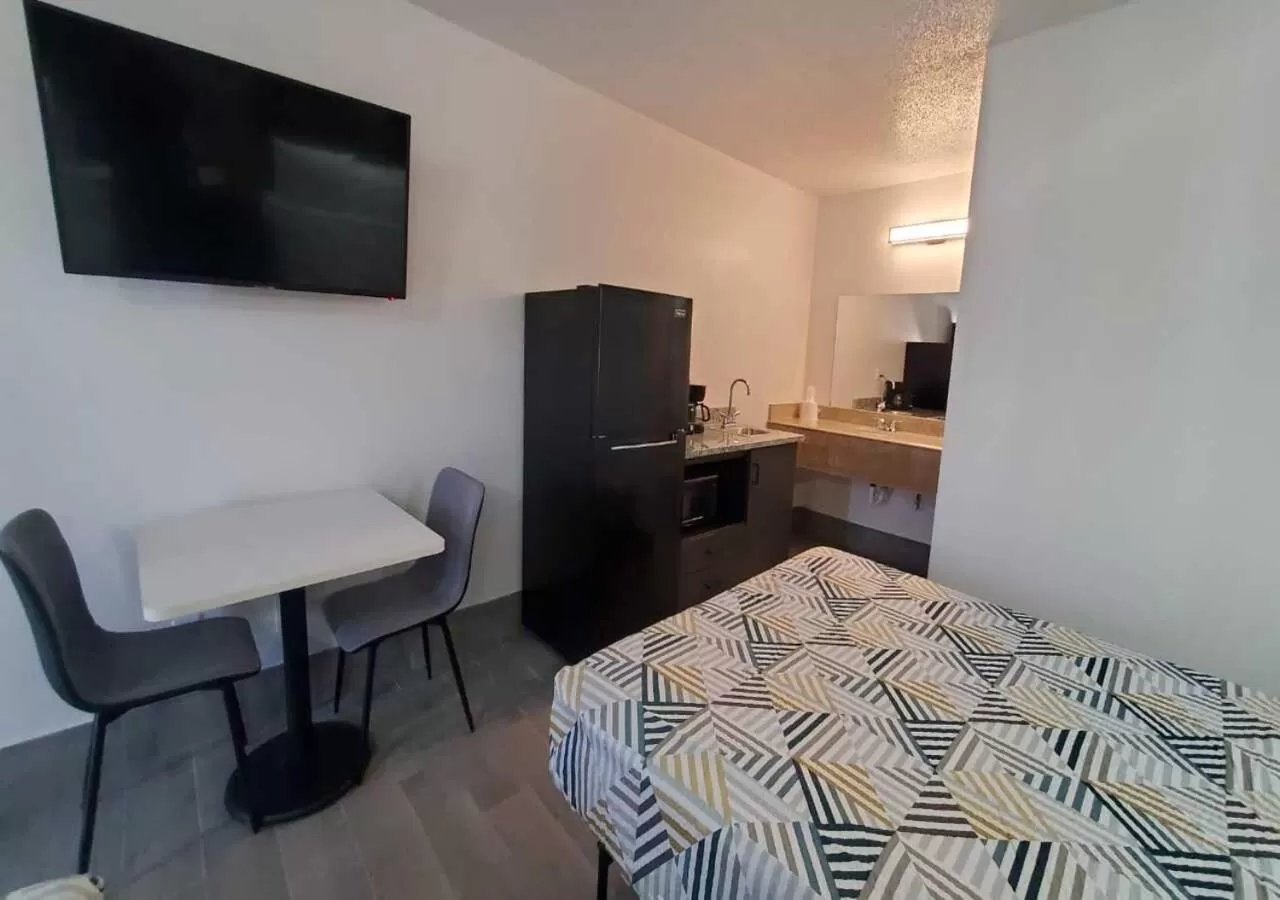 Communal lounge/ TV room, TV/Entertainment Center in Studio 6 Branson West MO Silver Dollar City