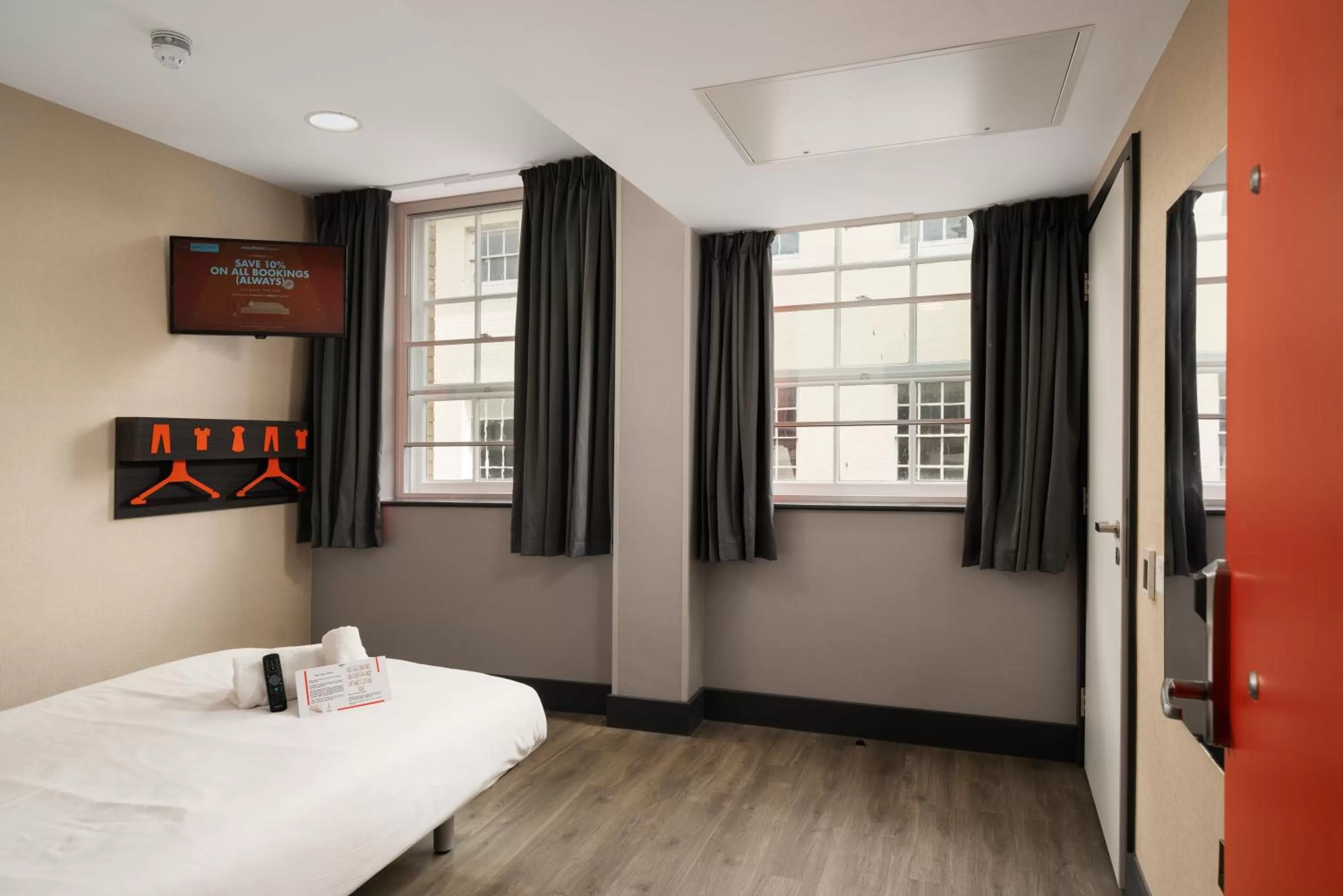 Bedroom, Bed in easyHotel Ipswich
