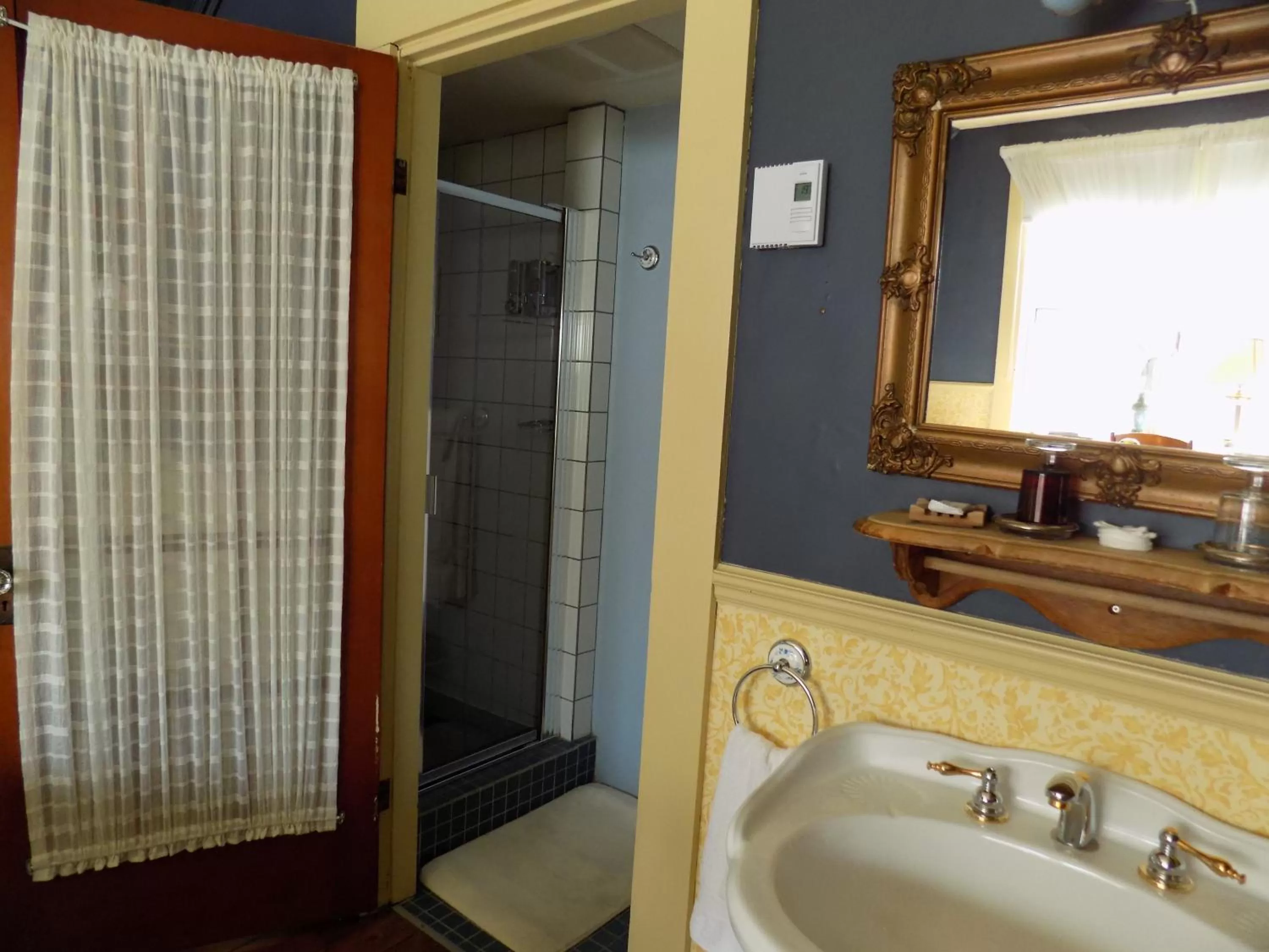 Bathroom in À L'Ancestrale B&B