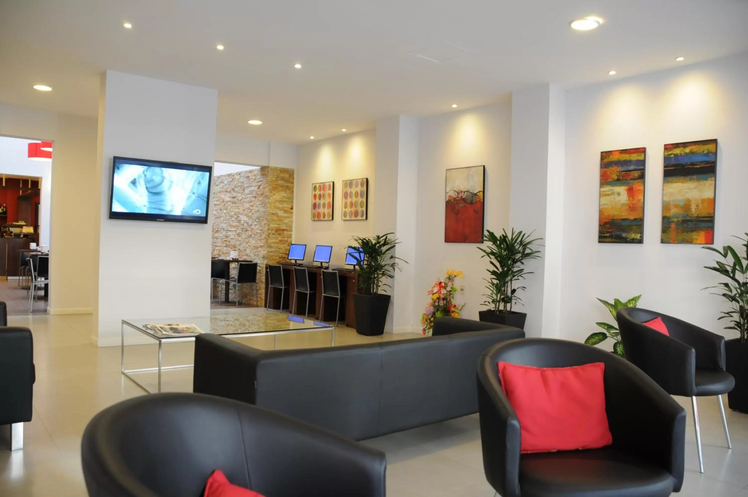 Communal lounge/ TV room in Hotel California