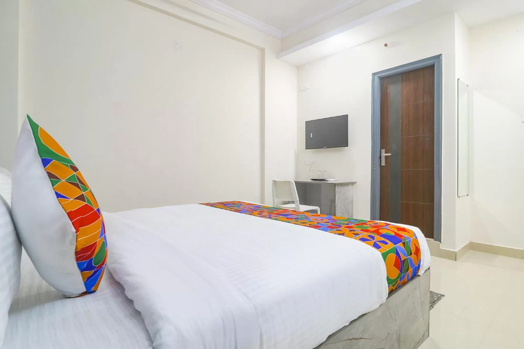 Bed in FabHotel Broholic Suites - Nr US Consulate, Financial District