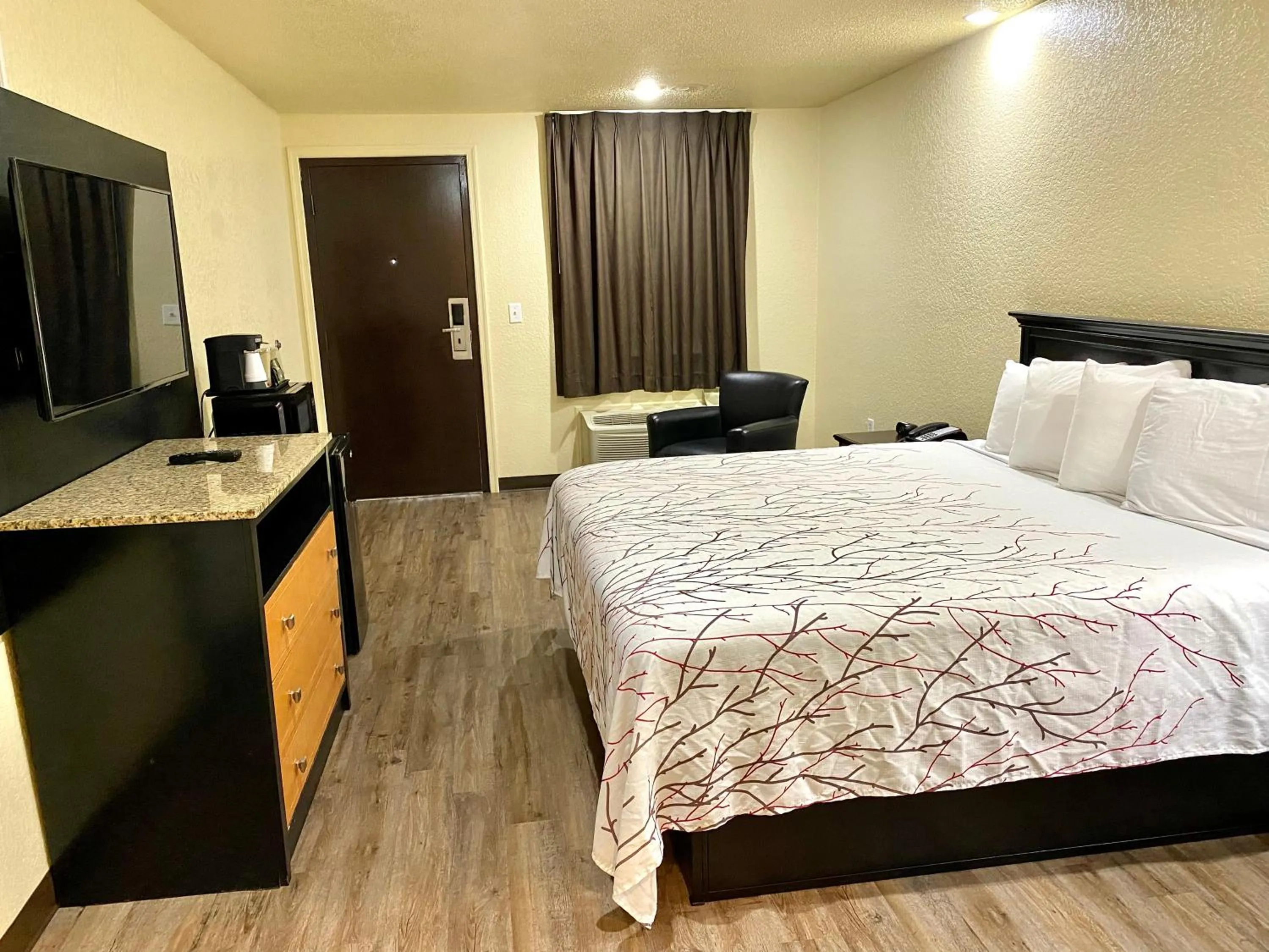 Bed in Travelers Inn Elizabeth City