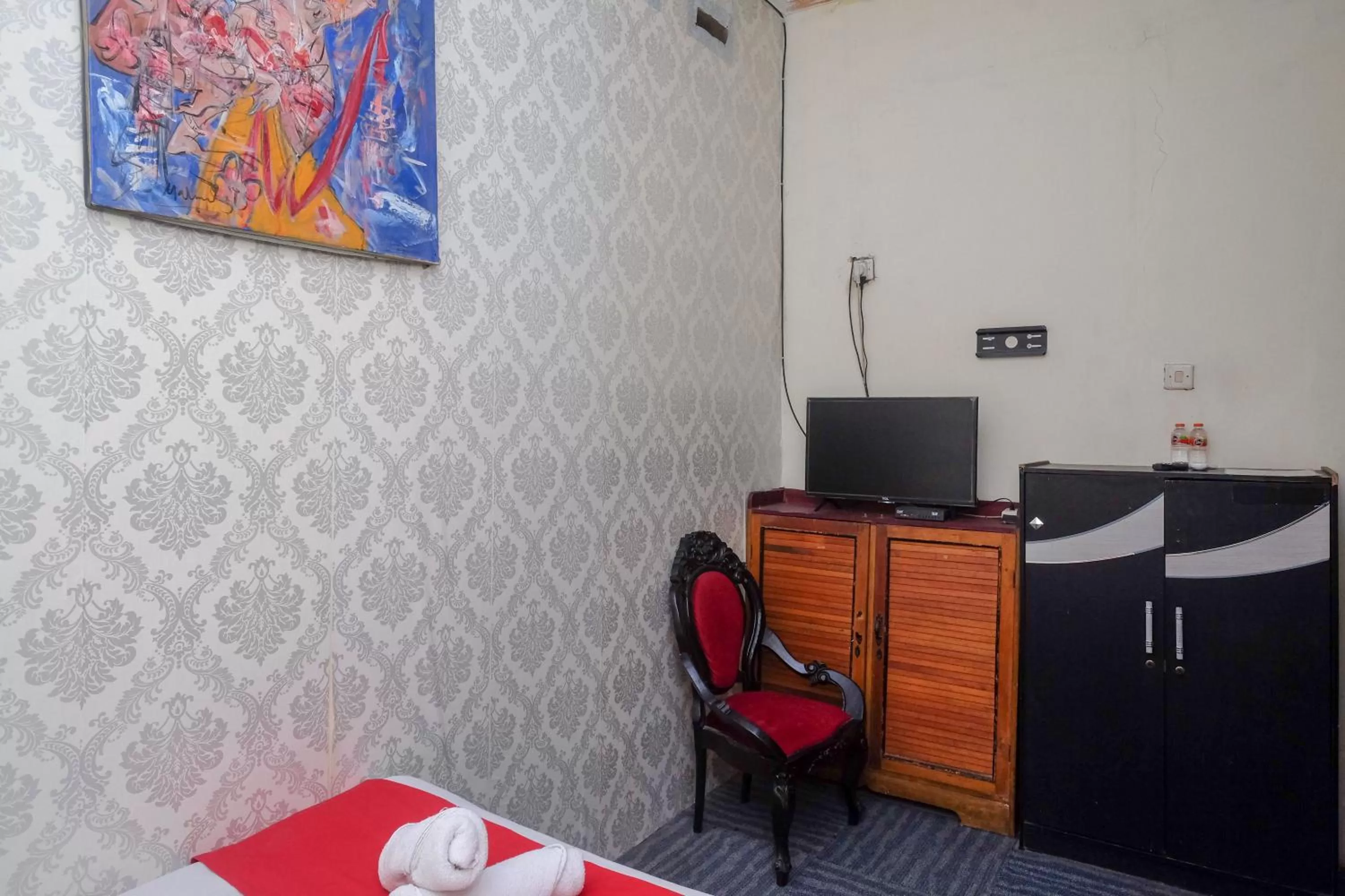 Bedroom, TV/Entertainment Center in RedDoorz at Mamagayo Inn Yogyakarta