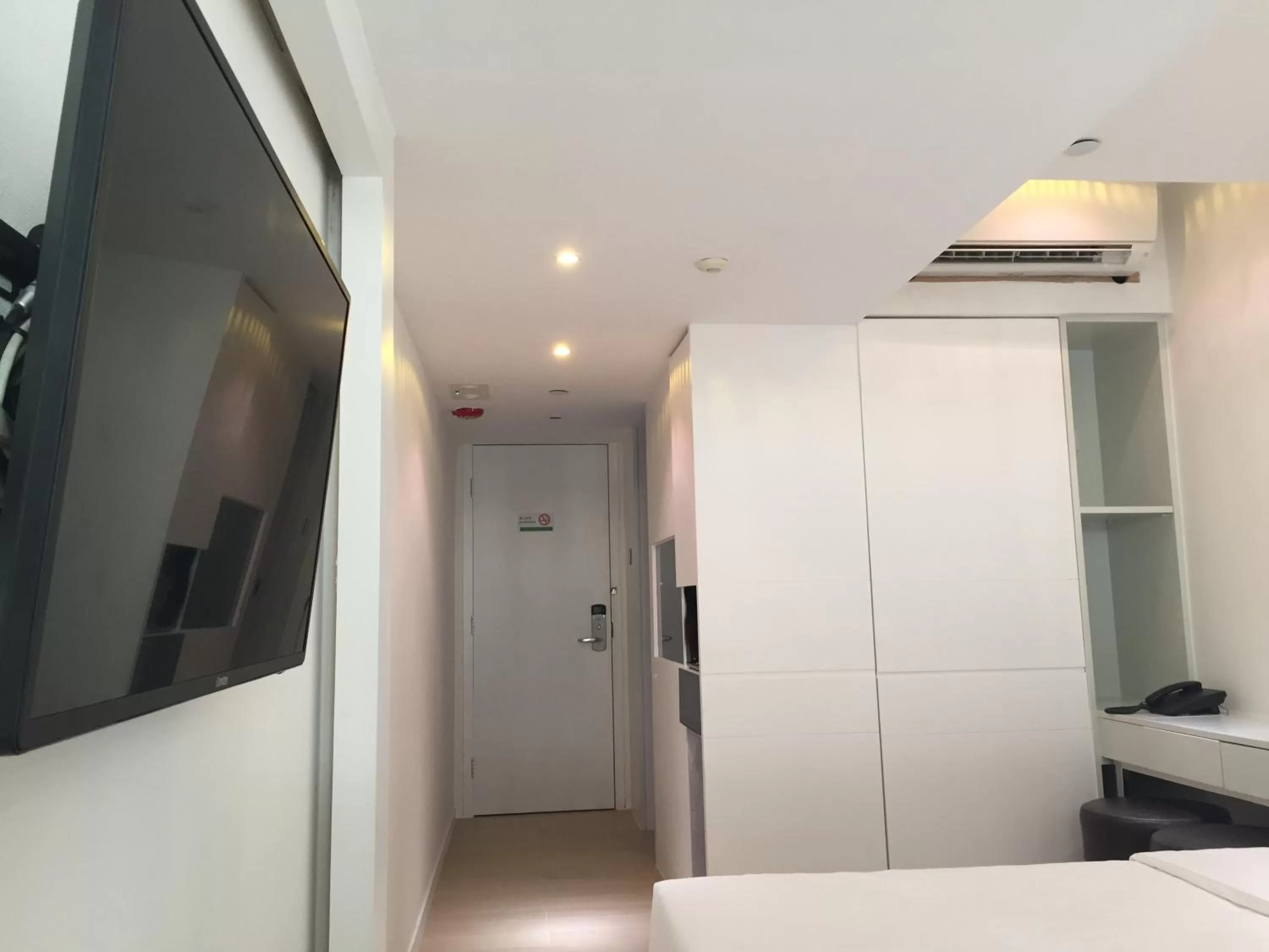 Photo of the whole room, Bed in Homy Central