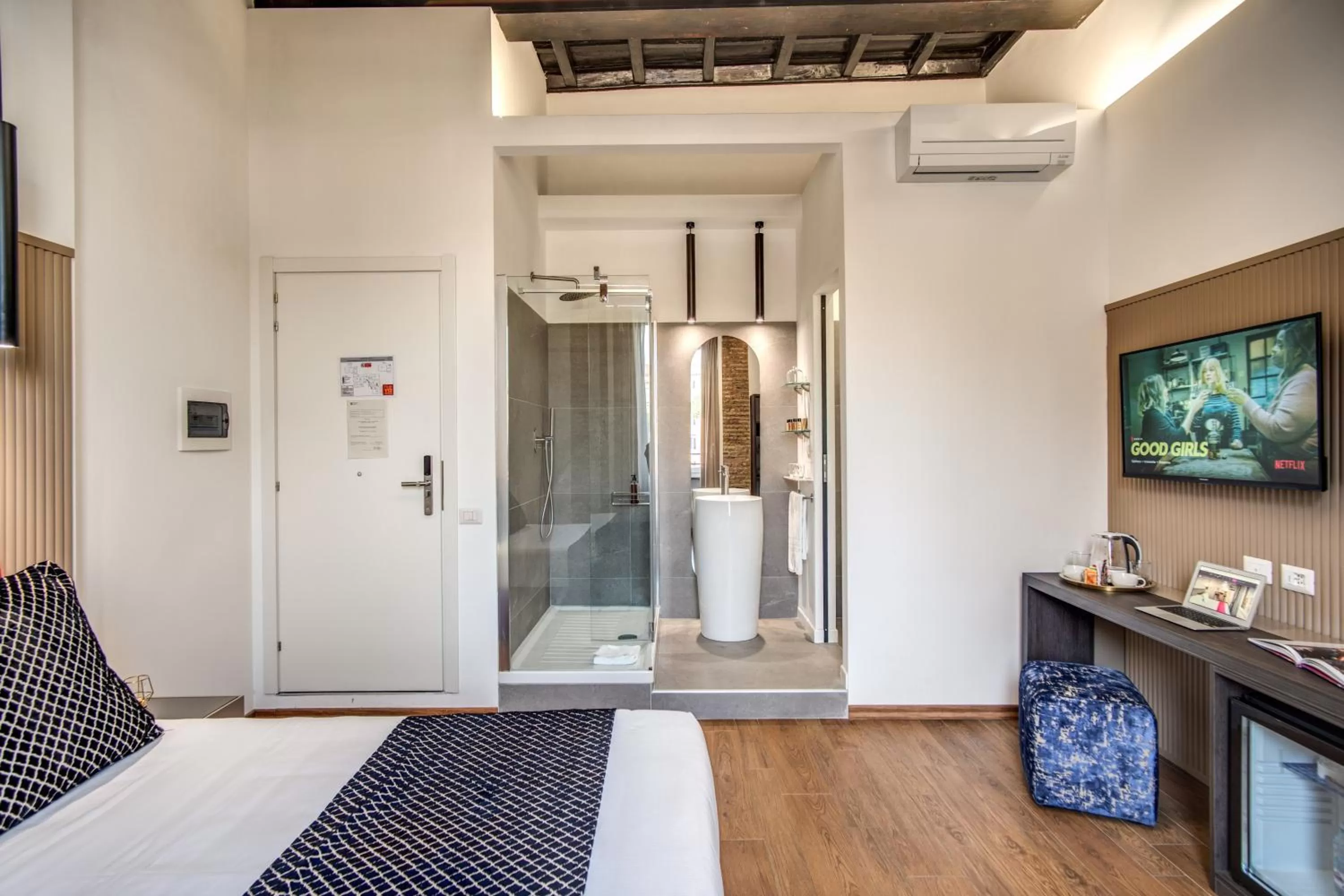 Bedroom, Bed in Little Queen Suite