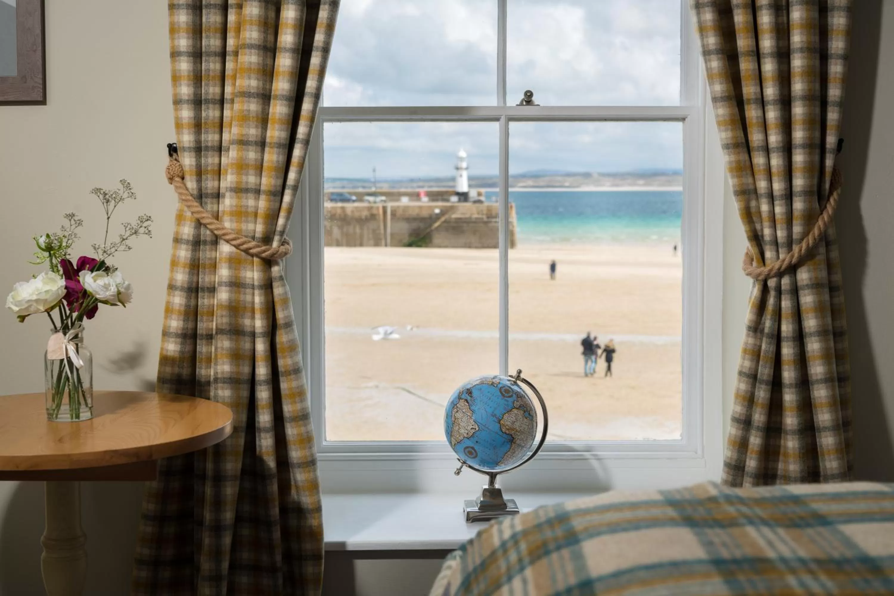 Sea view, Bed in Lifeboat Inn