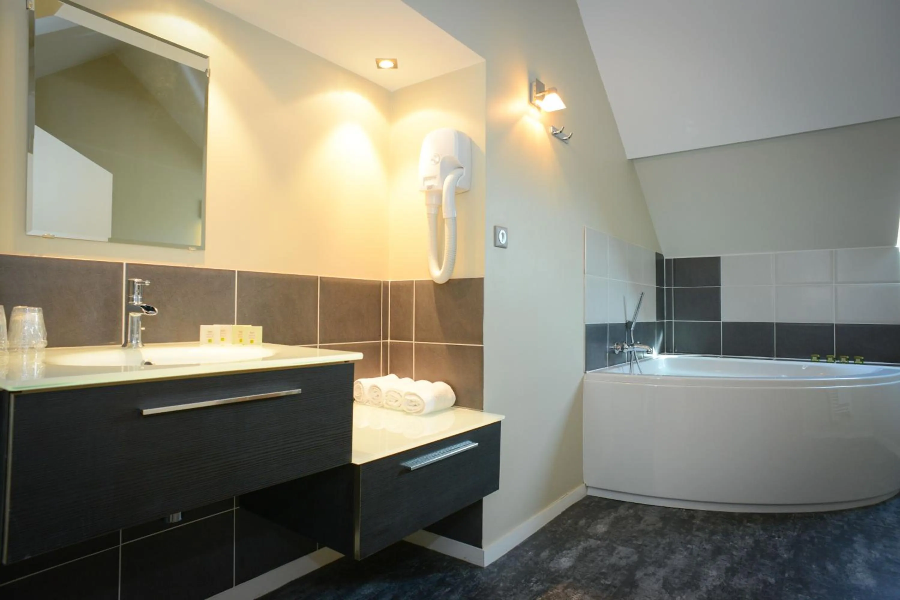 Bathroom in Logis Hôtel Restaurant l'Auberge Normande