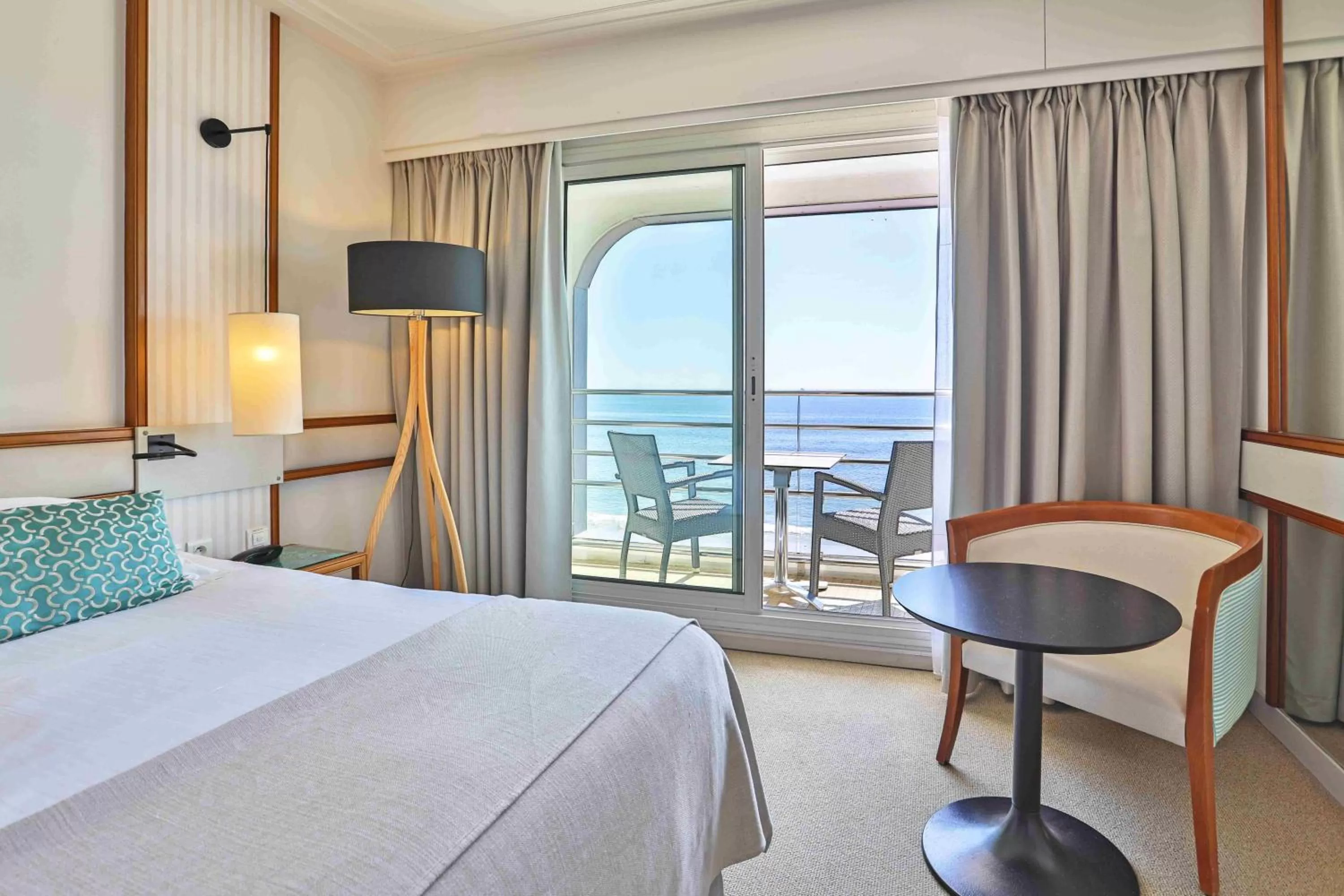 Sea view, Bed in Atlantic Hôtel & Spa