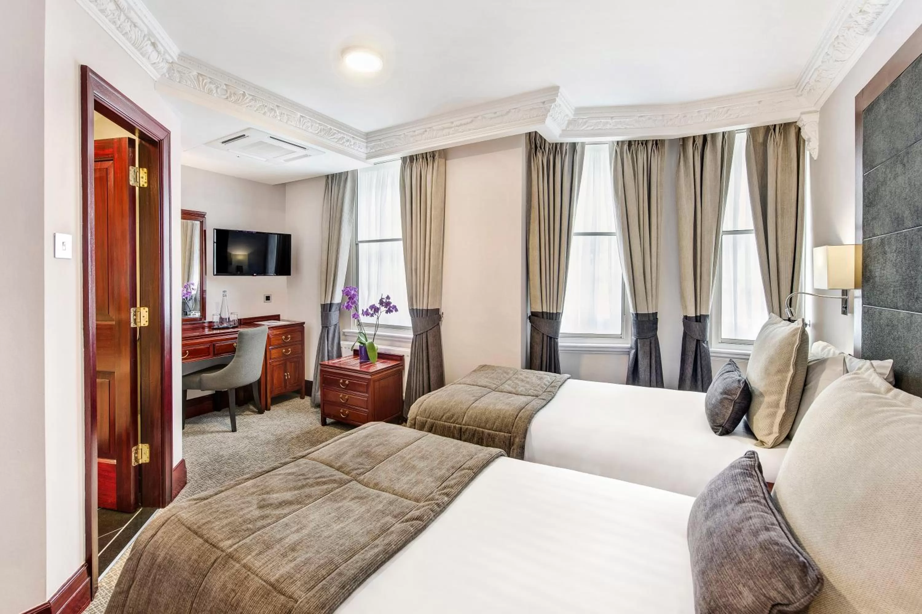 Bed in Gem Fitzrovia Hotel