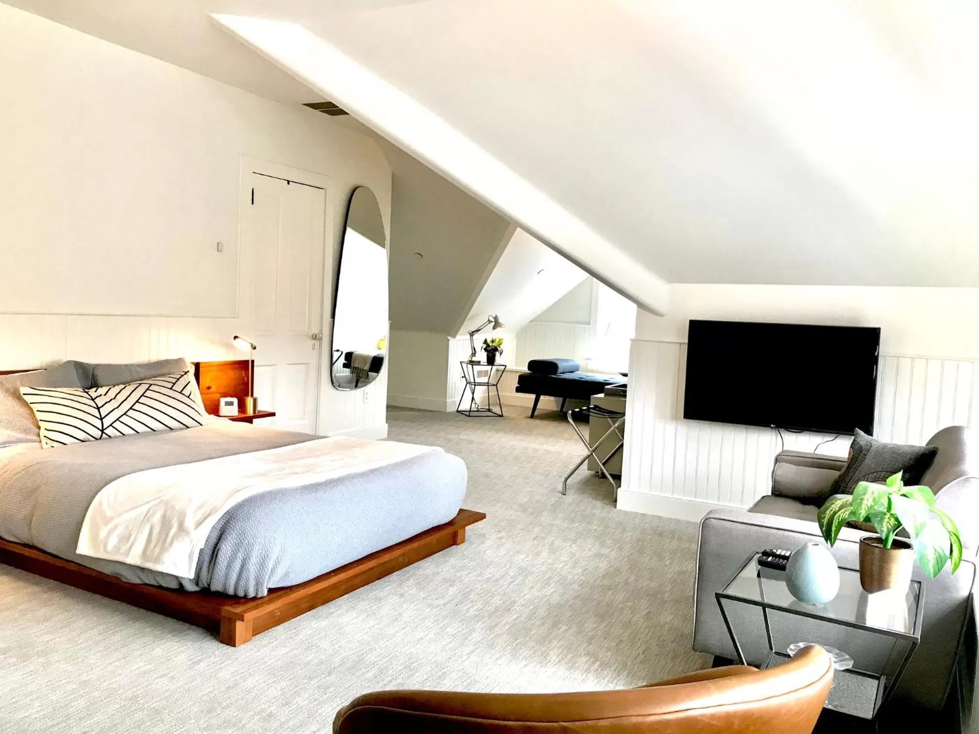 Shower, Bed in Hummingbird Inn