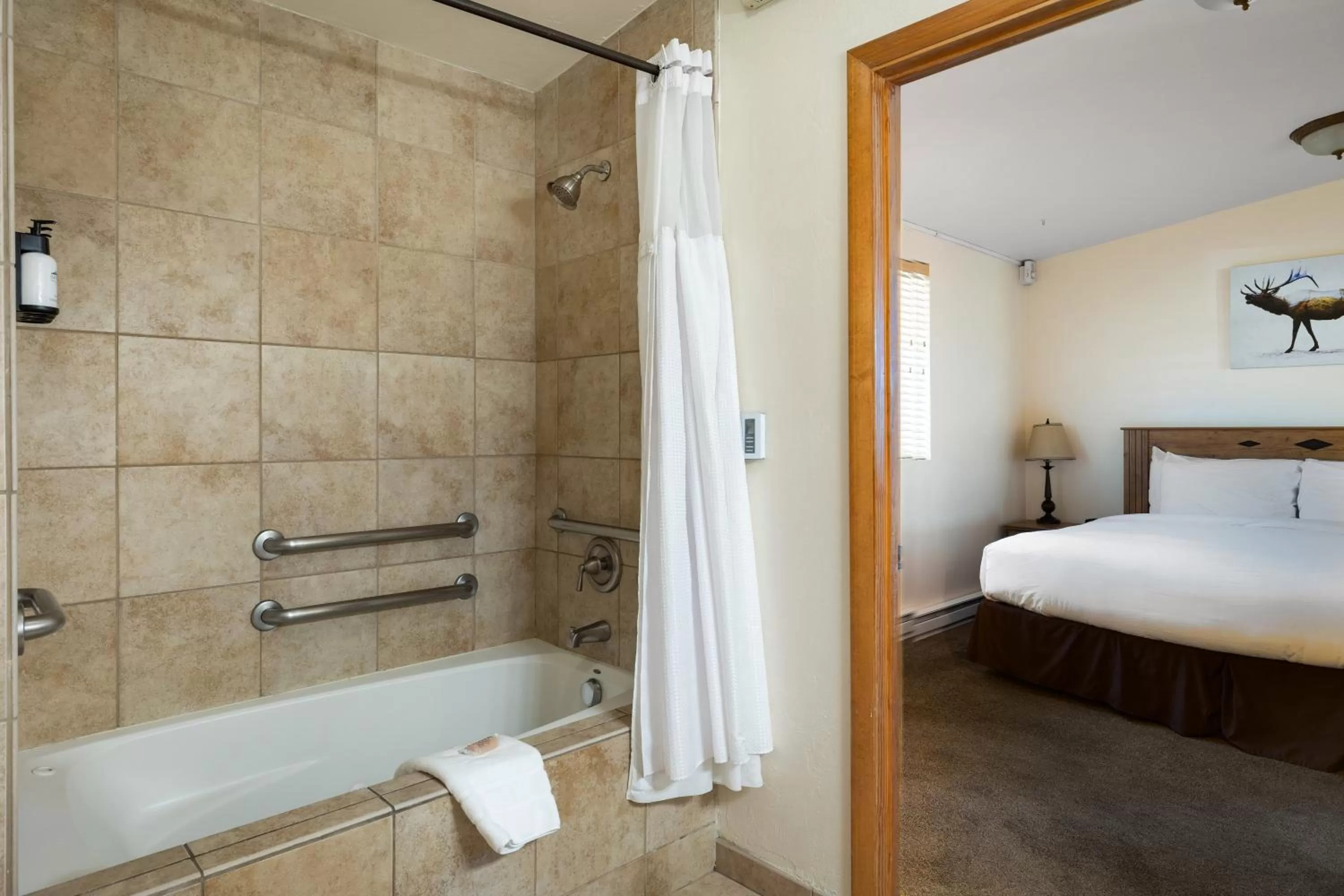 Shower, Bed in Elk Refuge Inn