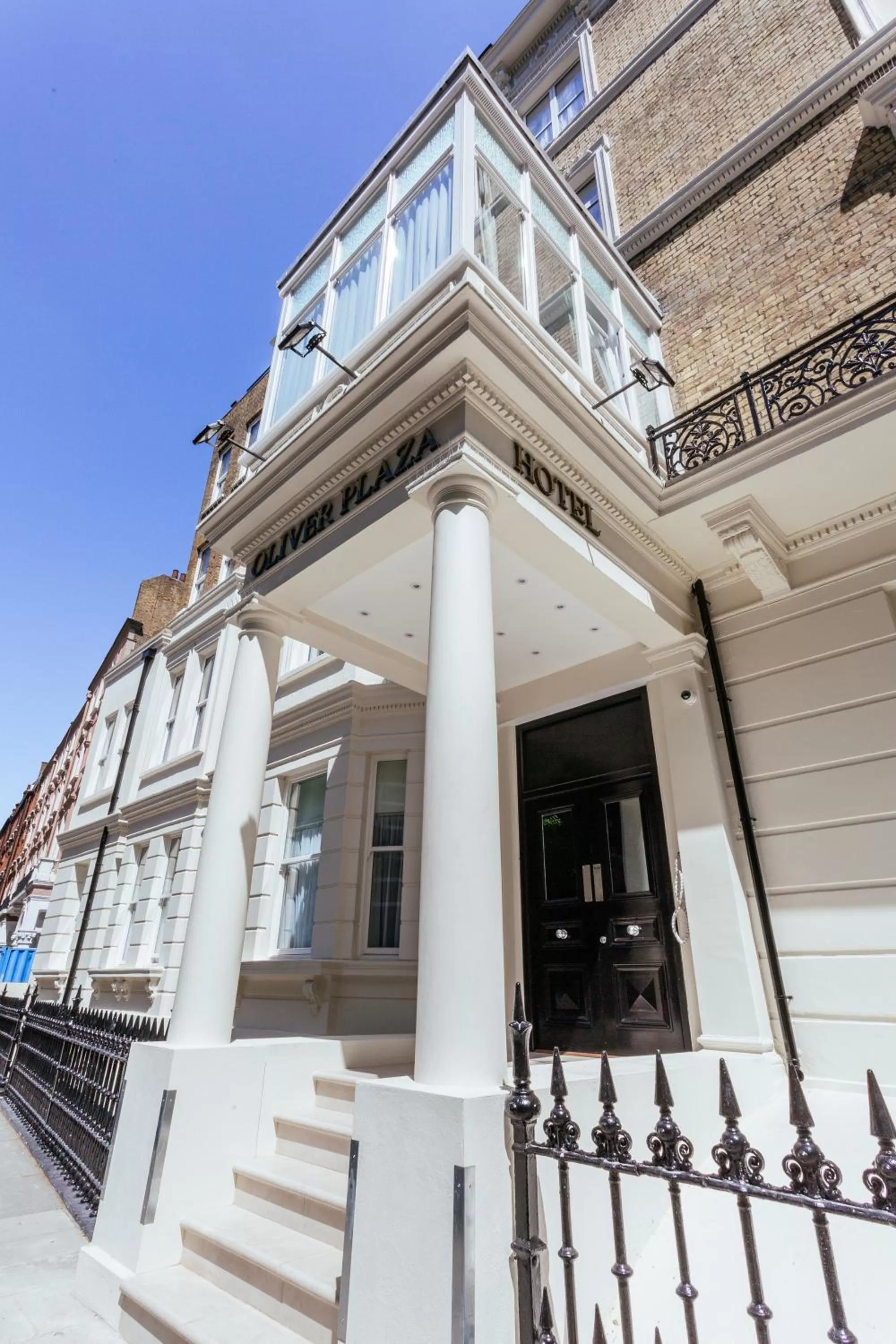 Facade/entrance in Oliver Plaza Hotel