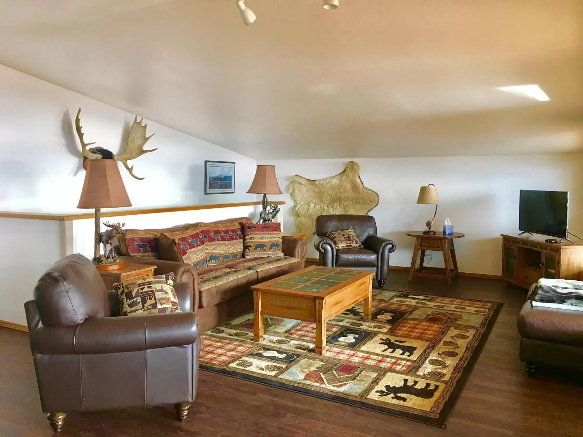 Old Town Lodge - 1 king bed/1 queen bed (downstairs) & 1 King bed/1 Queen bed (upstairs) - 4 bedrooms - Townhome in Driftwood Inn Old Town Lodge - 1 king bed/1 queen bed (downstairs) & 1 King bed/1 Queen bed (upstairs) - 4 bedrooms - Townhome in Driftwood Inn