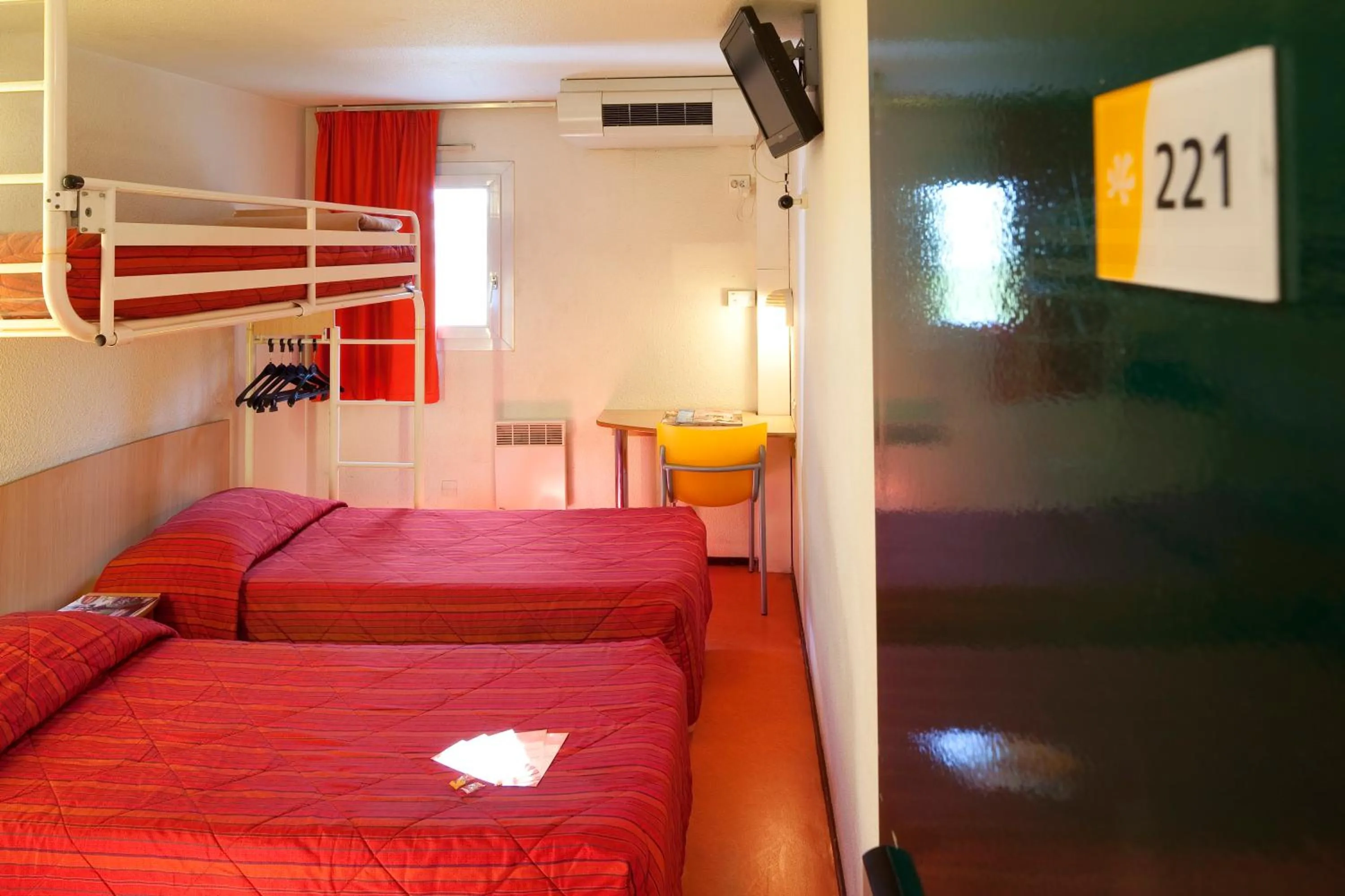 Photo of the whole room, Bed in Premiere Classe Le Blanc Mesnil