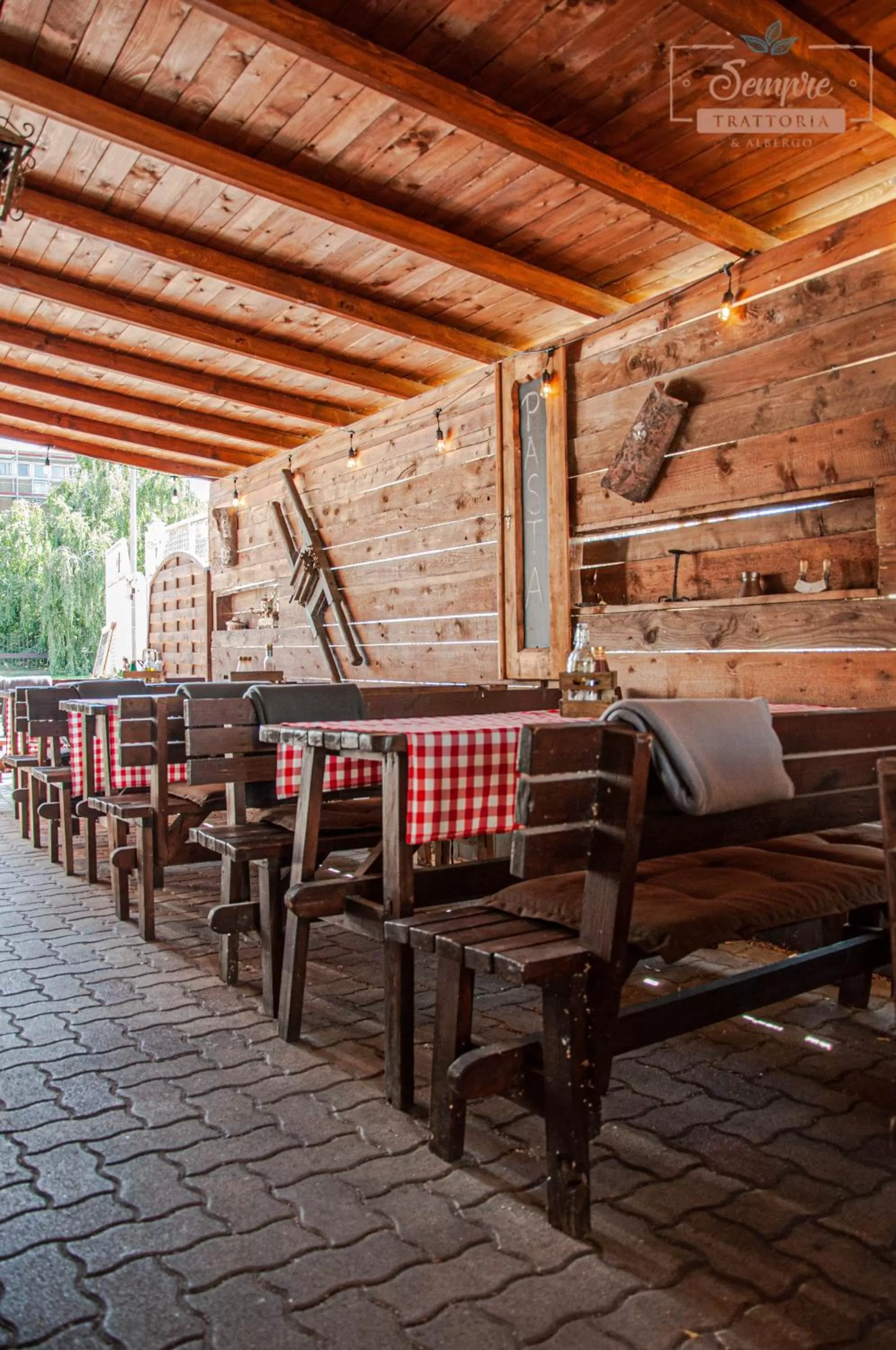 Restaurant/Places to Eat in Sempre Étterem És Panzió