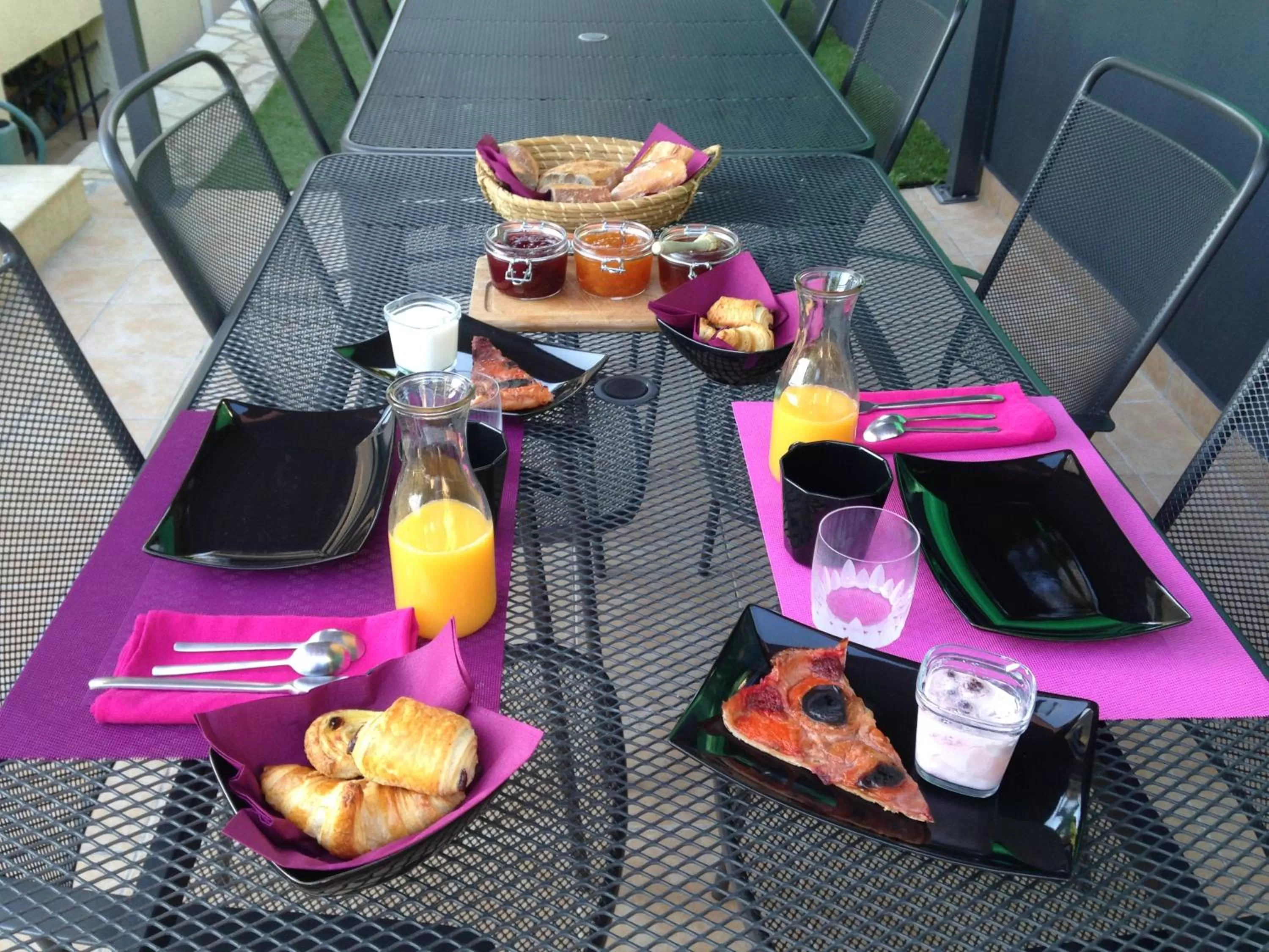 Continental breakfast in Les Jardins De Galicia