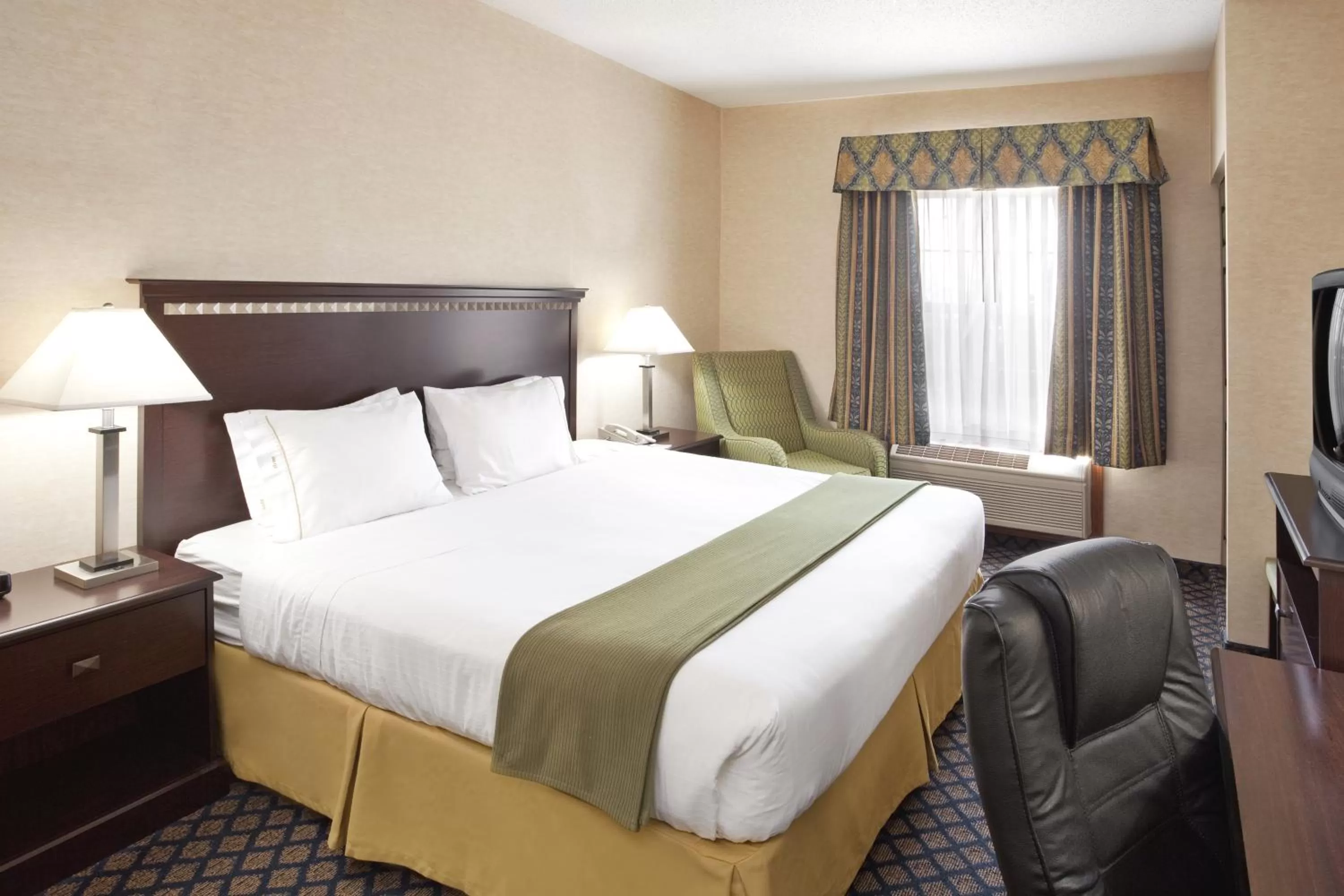 Hearing Accessible King Room - Non-Smoking in Holiday Inn Express Hotel & Suites Delaware-Columbus Area, an IHG Hotel