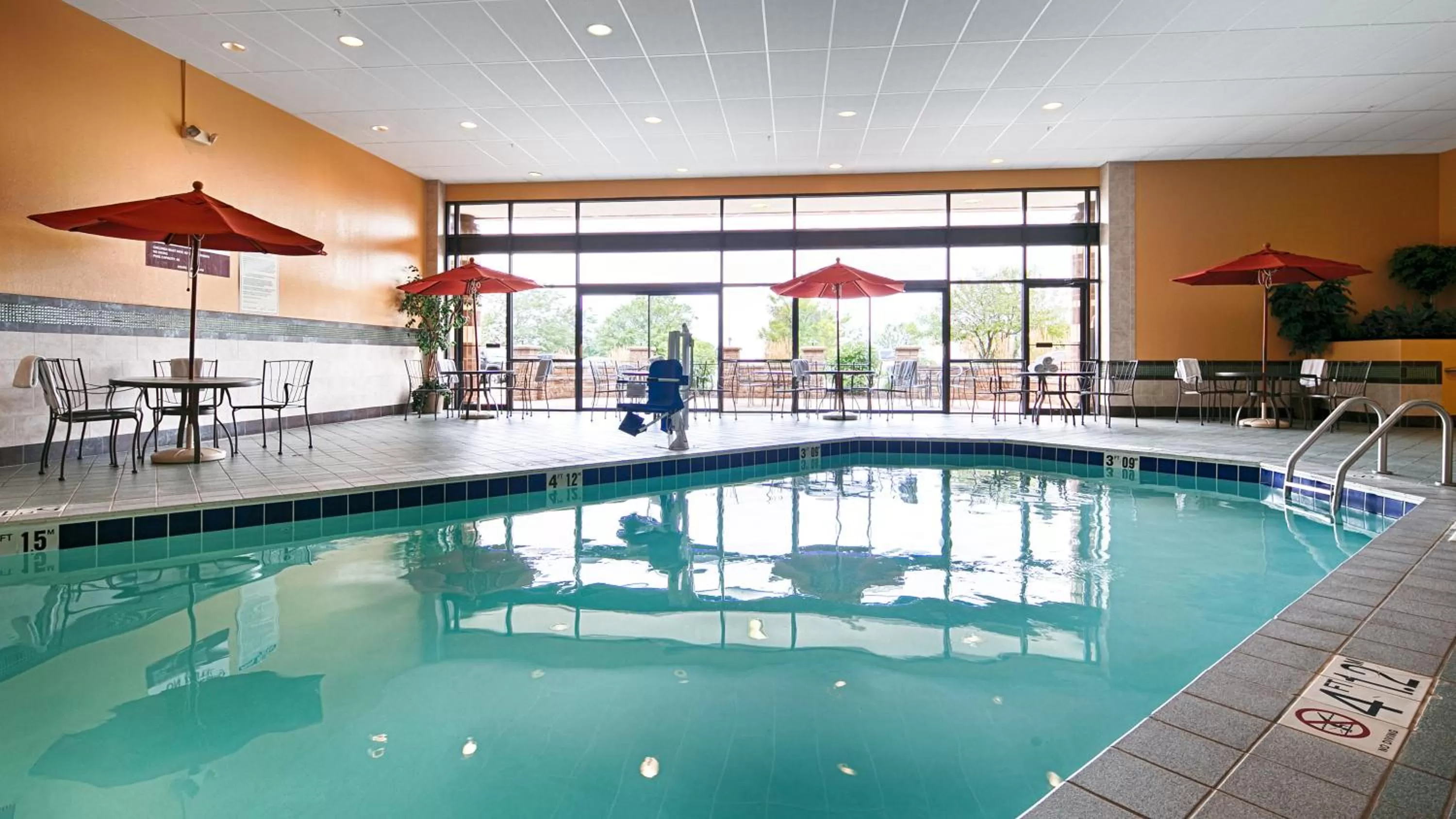 Swimming pool in Best Western Premier Nicollet Inn