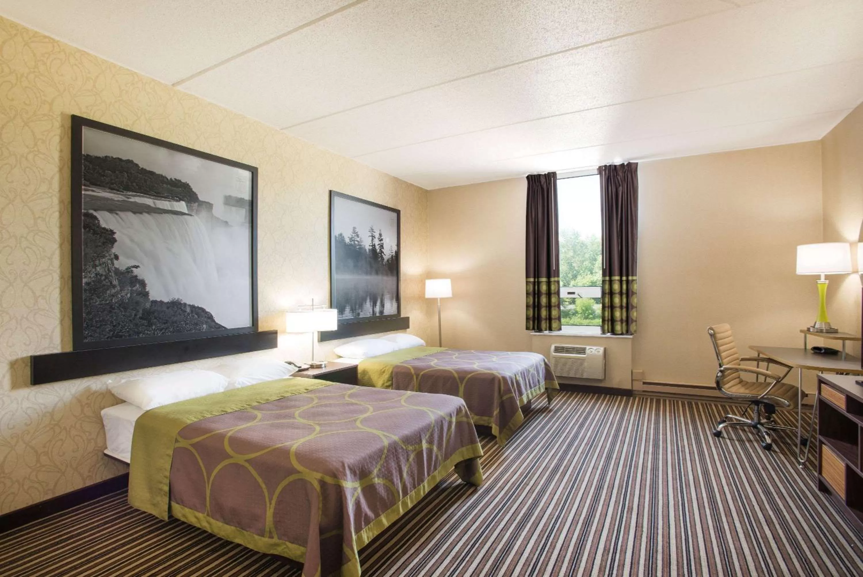 Photo of the whole room, Bed in Super 8 by Wyndham Plattsburgh