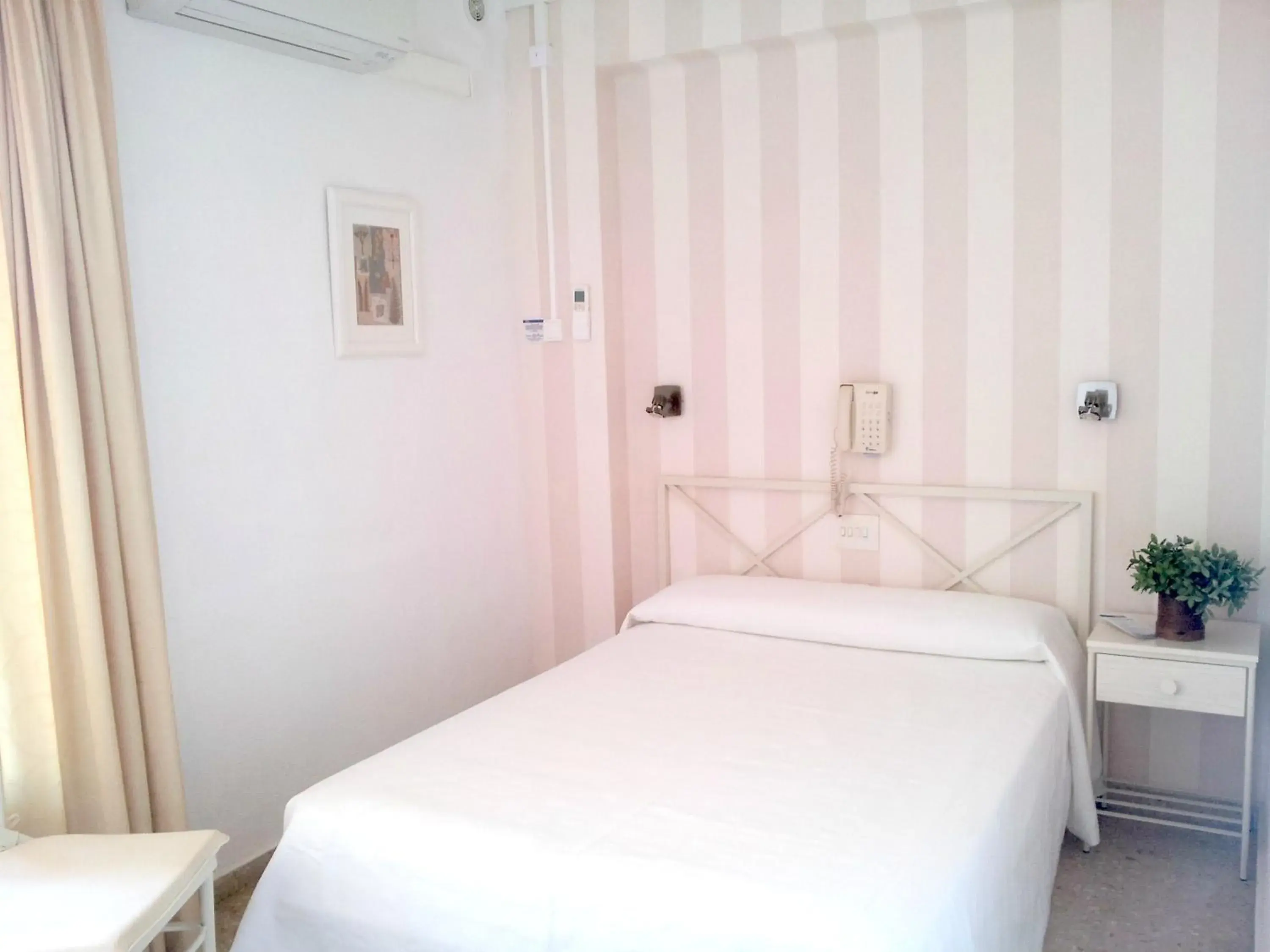 Single Room with Terrace in Hotel Tramontana Single Room with Terrace in Hotel Tramontana