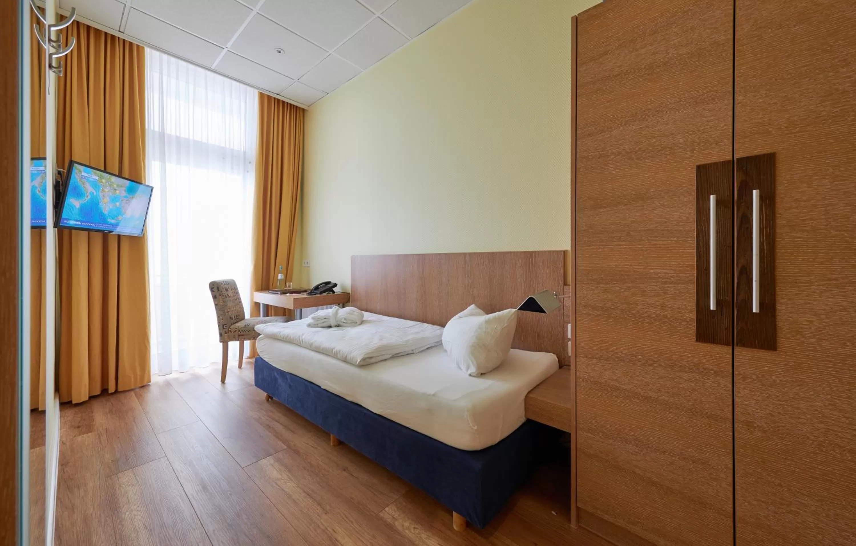 Photo of the whole room, Bed in Strandhotel VierJahresZeiten