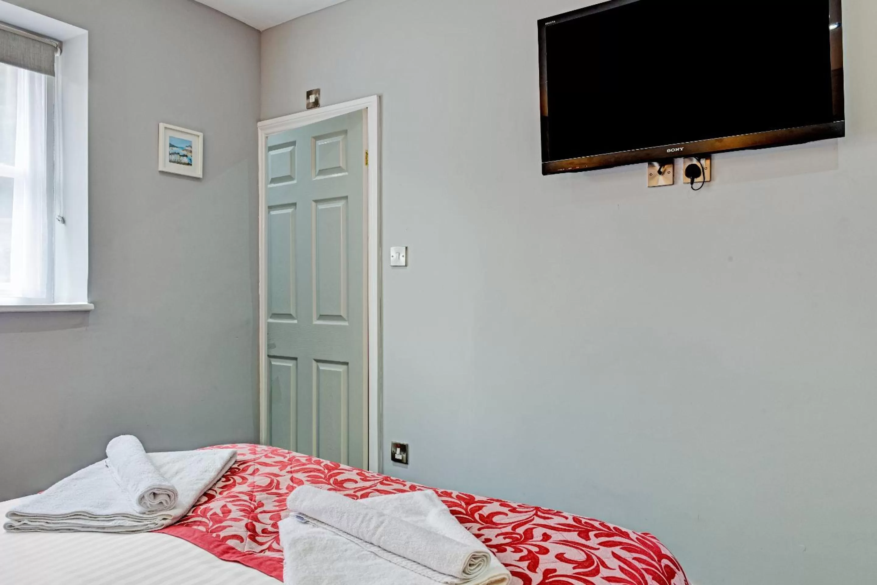 TV and multimedia, TV/Entertainment Center in OYO Dovecote Hotel