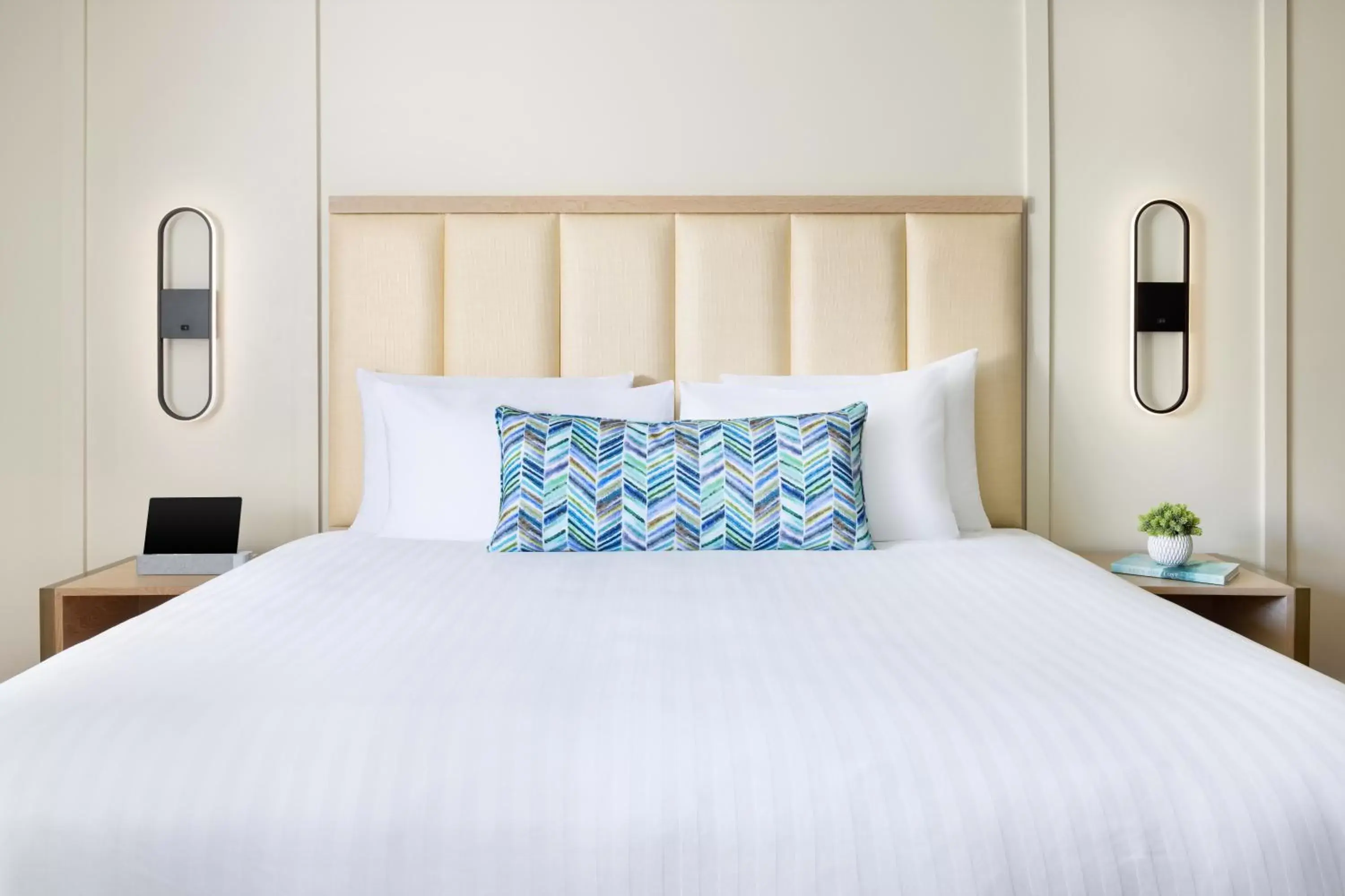 Accessible King Premium / Bathtub with Holding Bar or Walk-in Shower in The Anza-a Calabasas Hotel Accessible King Premium / Bathtub with Holding Bar or Walk-in Shower in The Anza-a Calabasas Hotel