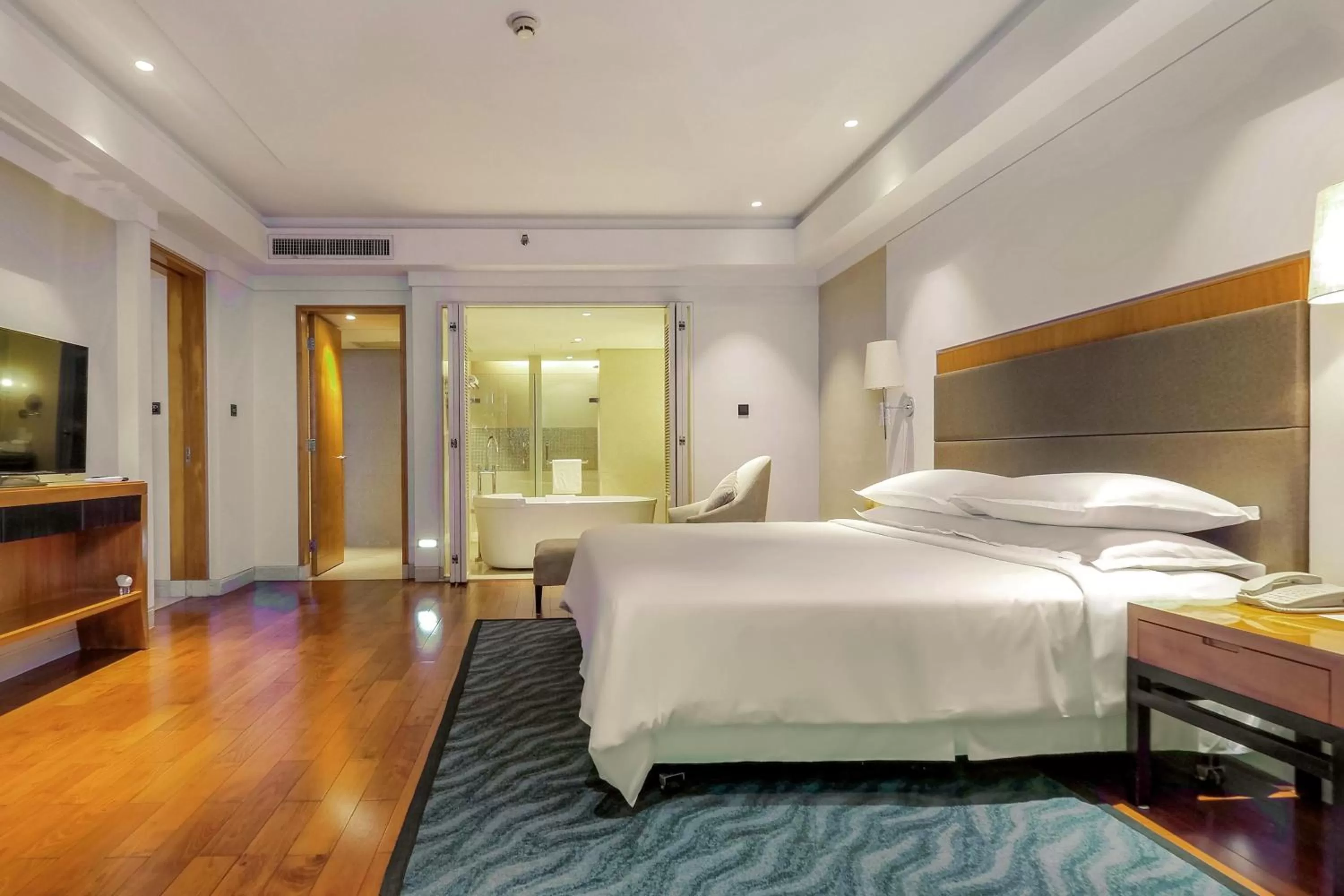 Bedroom, Bed in Sheraton Haikou Hotel